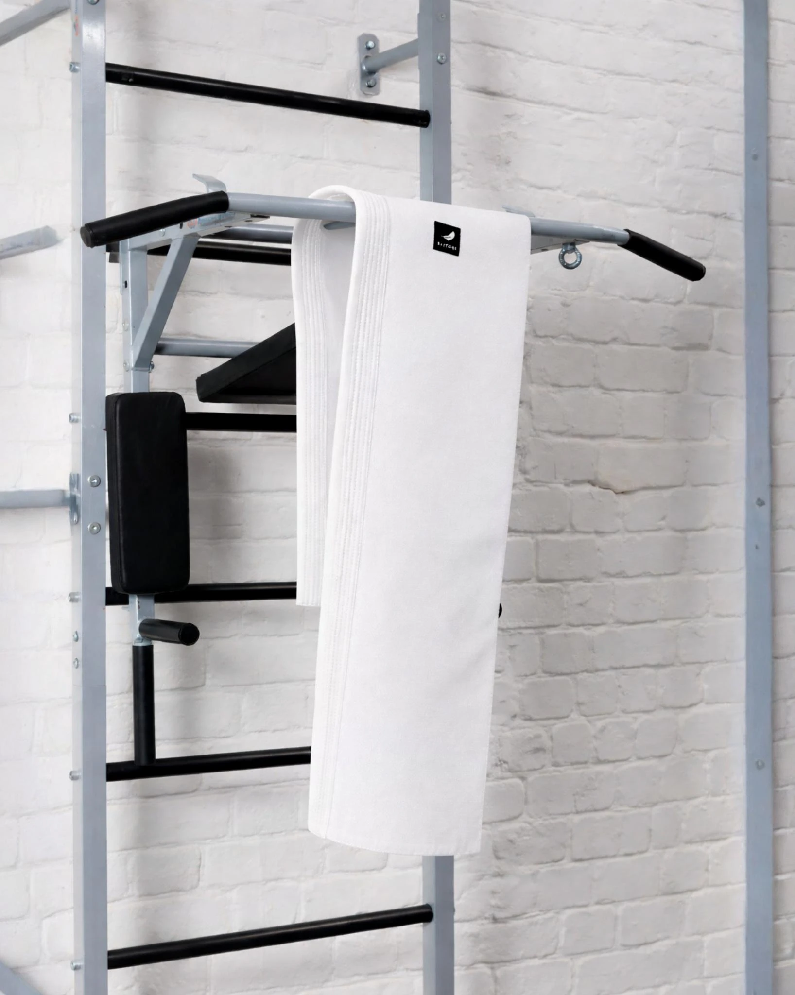 Белый канат-тяга из плотной плетеной ткани в интерьере профессионального борцовского зала