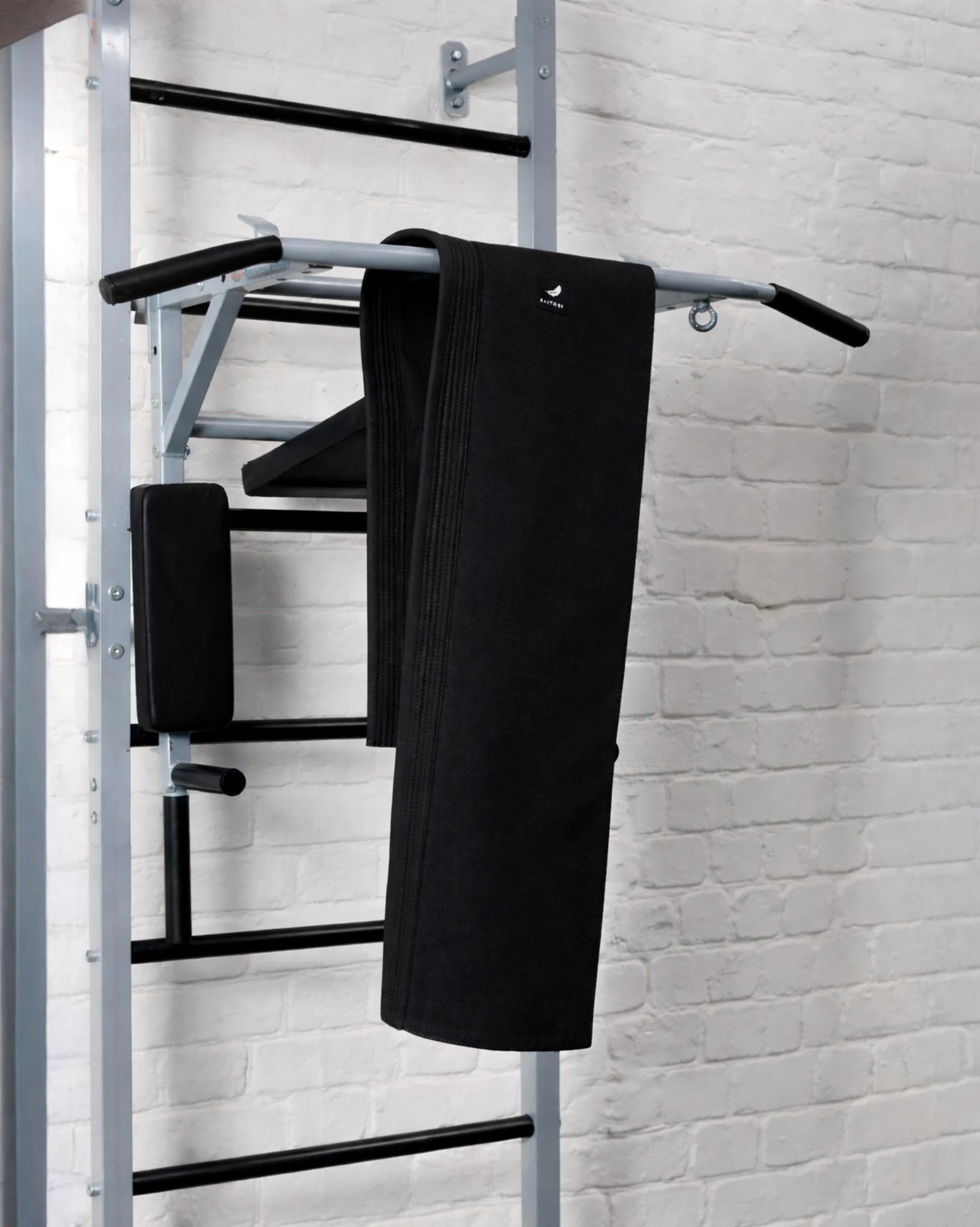 Черный тренировочный канат KAITOGI, подвешенный в зале единоборств