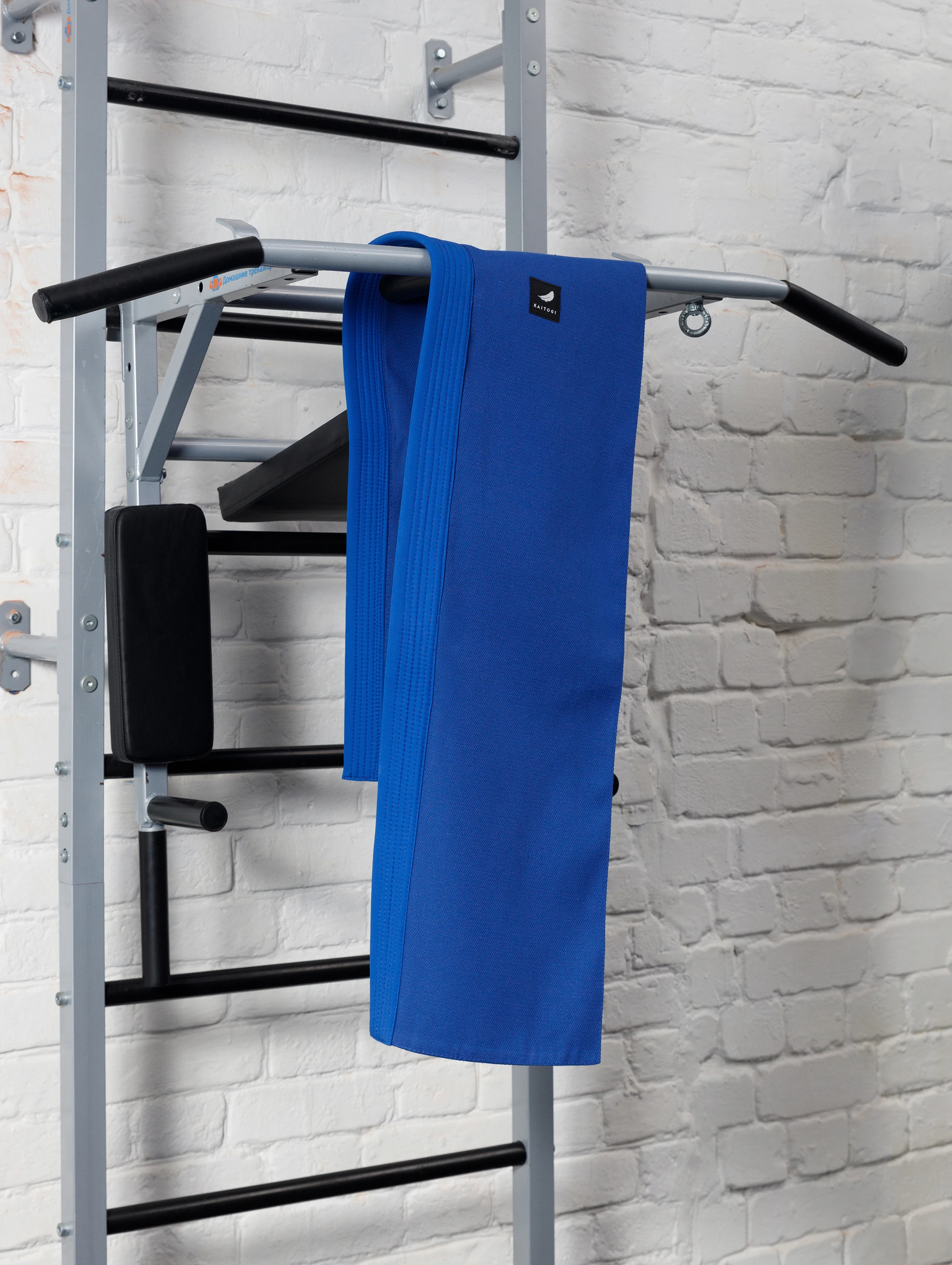 Профессиональное оборудование для борьбы: синий канат-тяга в спортивном клубе