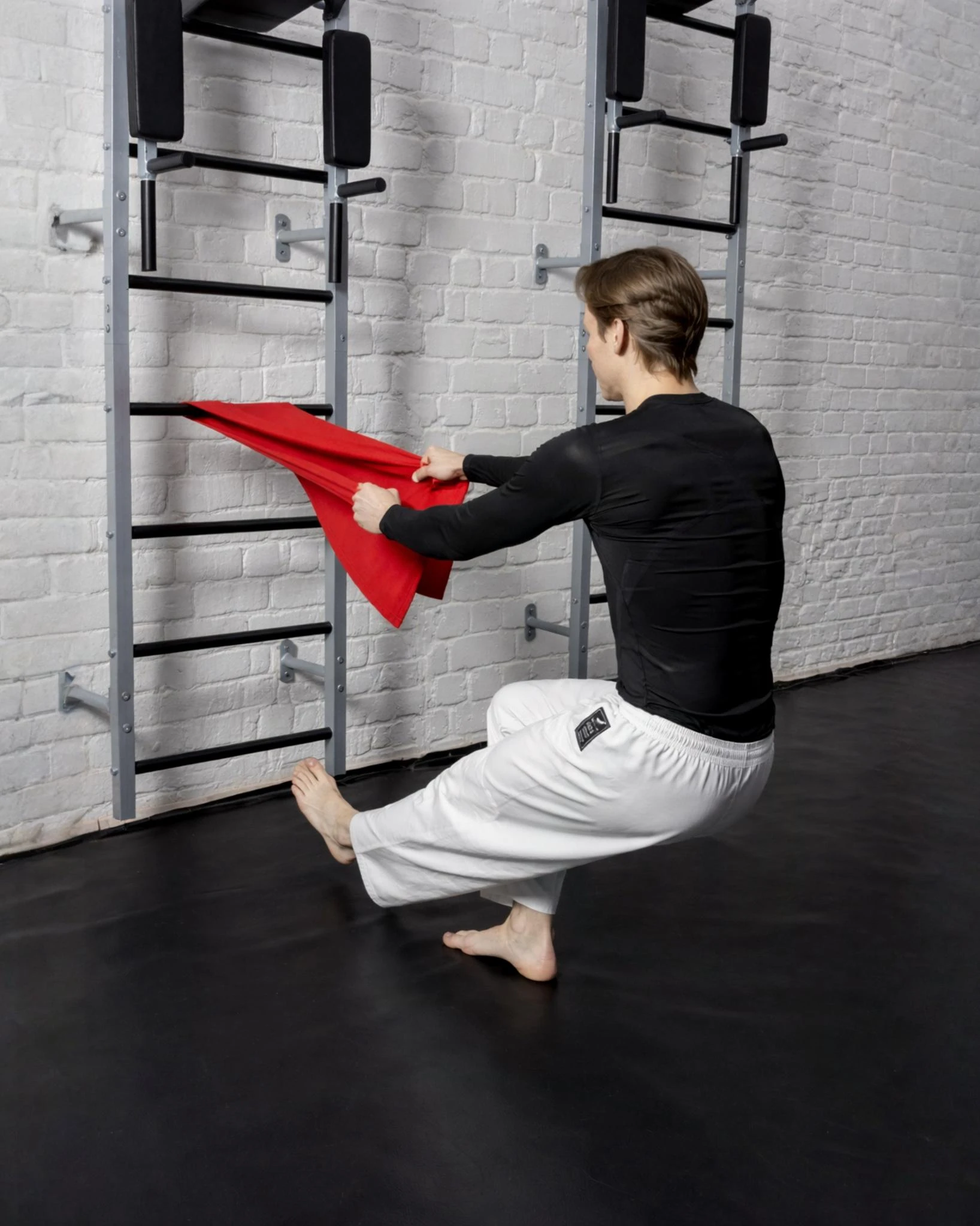 Тренировка СФП на шведской стенке с красным канатом: имитация захвата за отворот