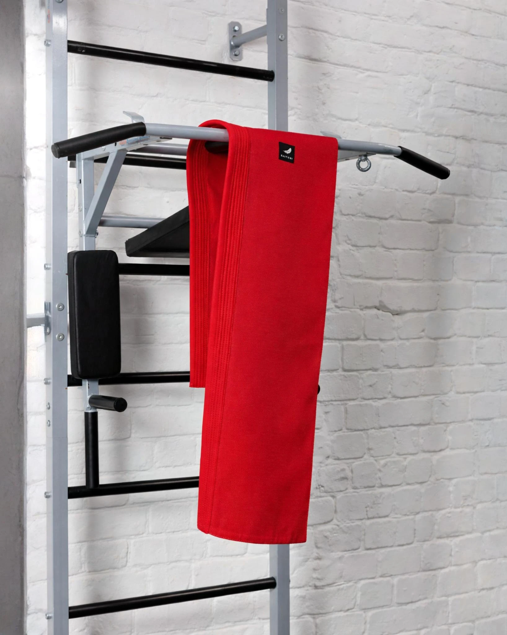 Красный канат-тяга KAITOGI с металлическим карабином в тренировочной зоне