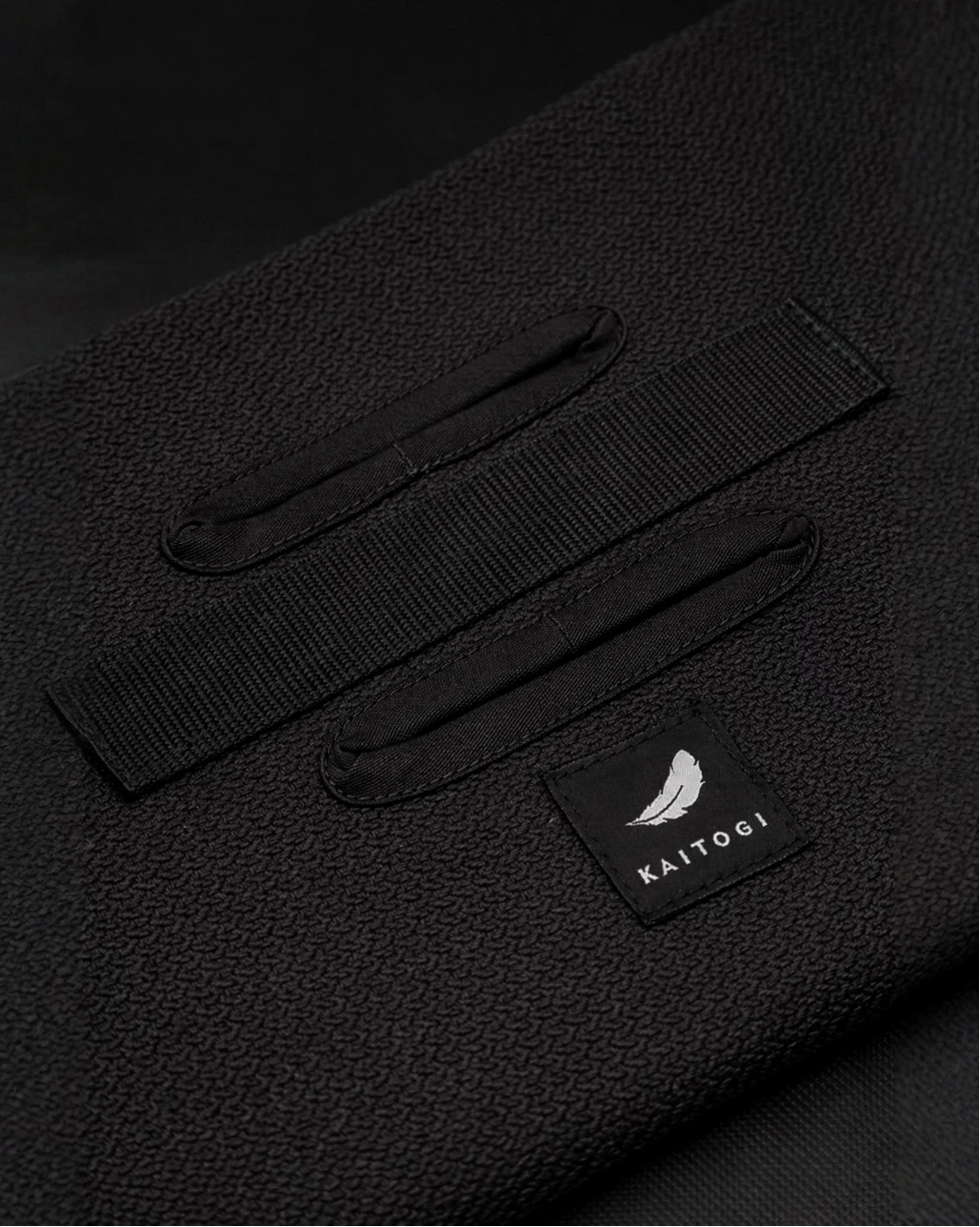 Усиленная конструкция черного тренажера ГРИФ: армированные нитки и надежные швы