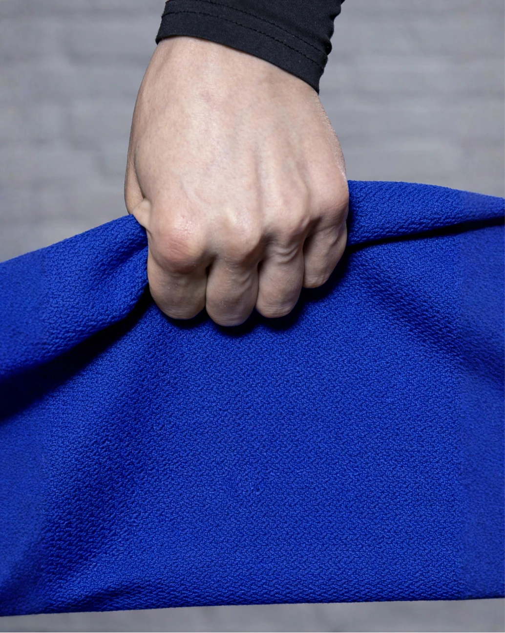 Правильный «рабочий» захват за синюю ткань тренажера ГРИФ во время тяги