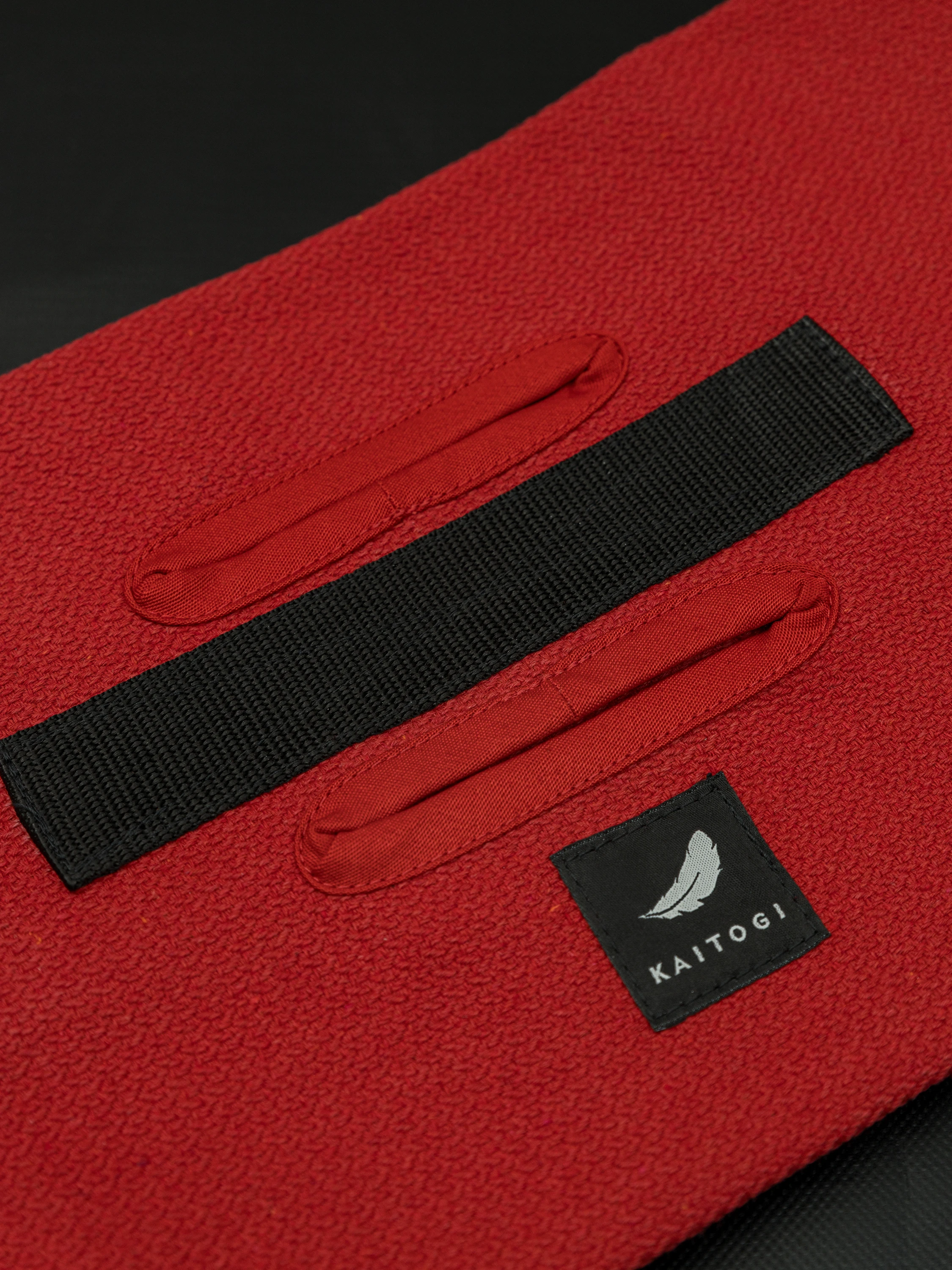 Детализация красного тренажера: усиленные срезы и прочная стропа