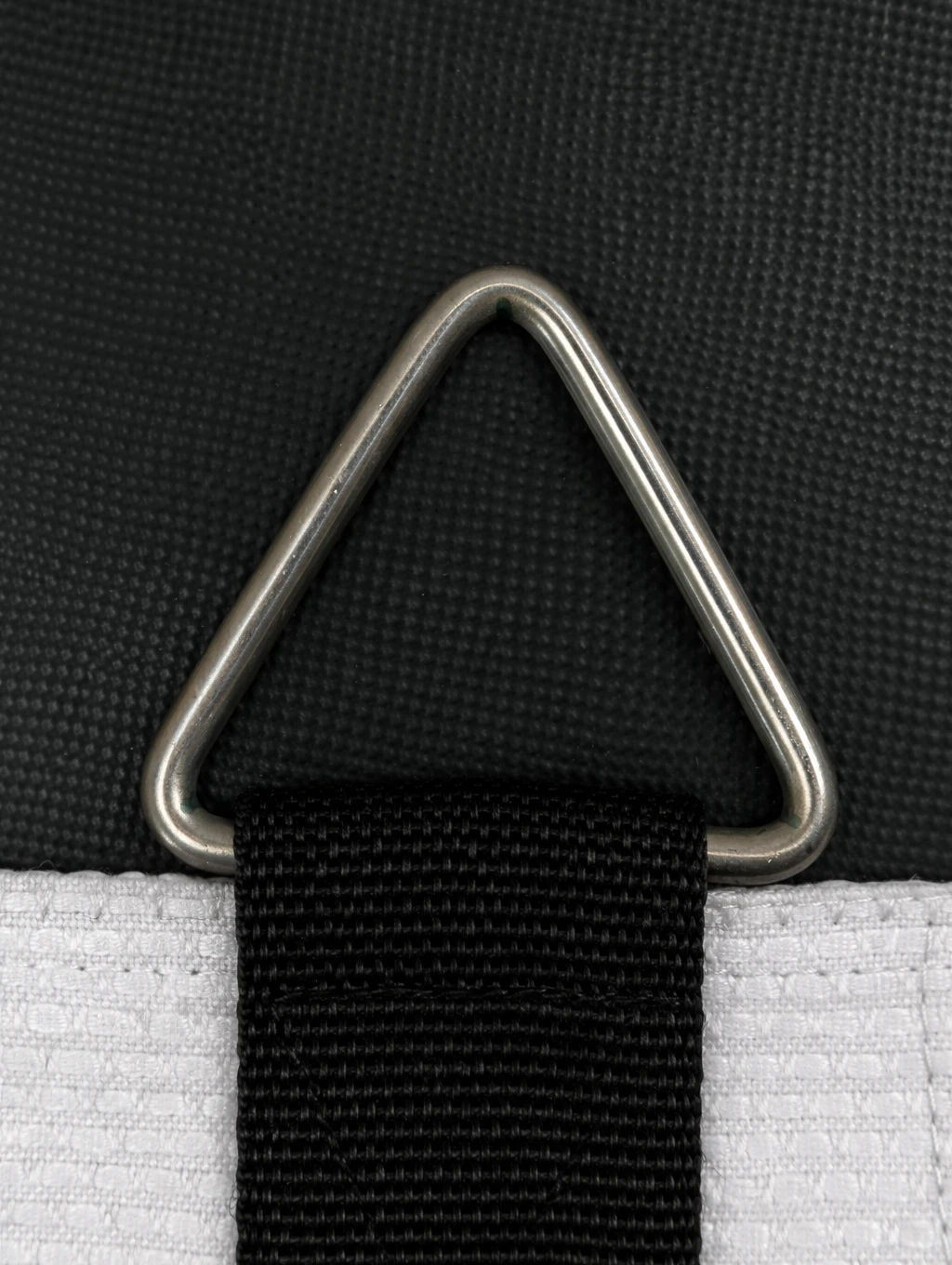 Стальное крепление-треугольник белого тренажера для надежной фиксации карабином