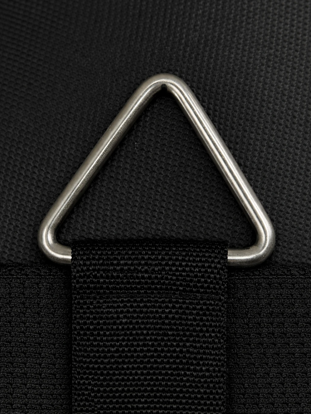 Усиленное крепление черного тканевого захвата: стальной треугольник 7.5 см