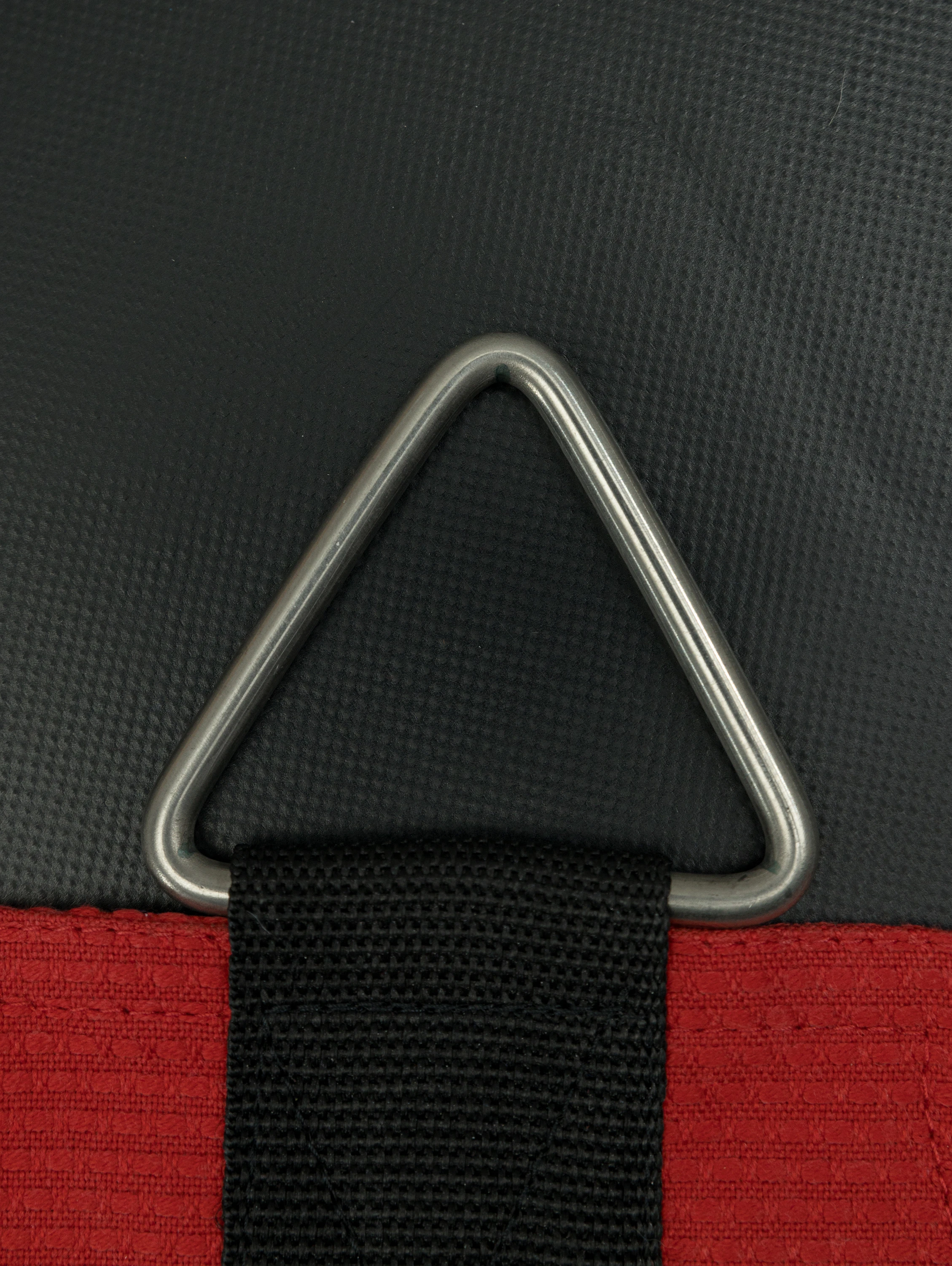 Металлический треугольник красного тренажера: выдерживает экстремальные тяговые усилия