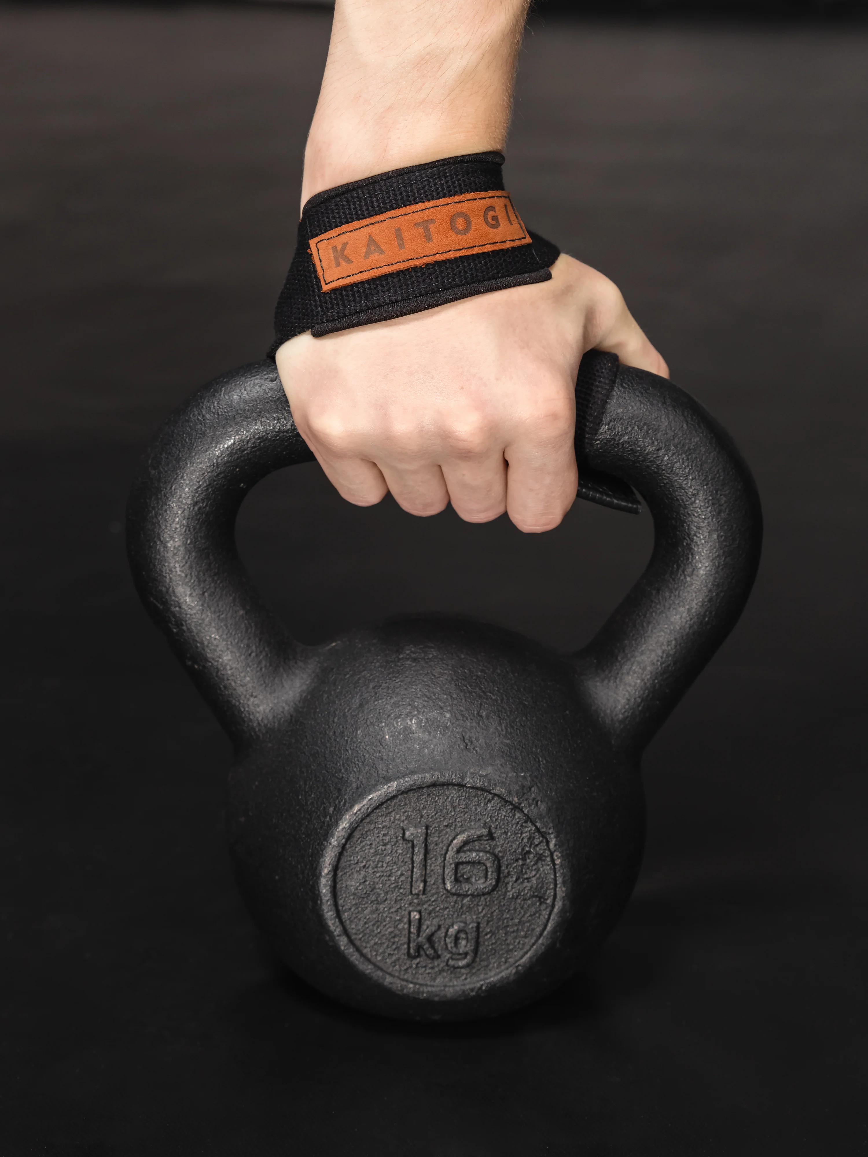 Работа с тяжелой гирей с использованием кистевых ремней KAITOGI для развития силовой выносливости