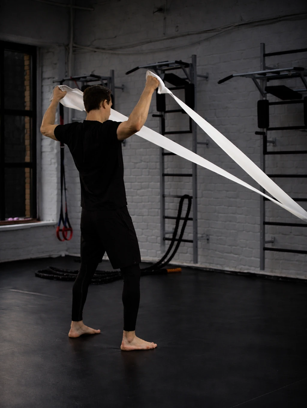 Отработка входа на бросок и имитация контроля соперника за отворот кимоно с помощью резины KAITOGI