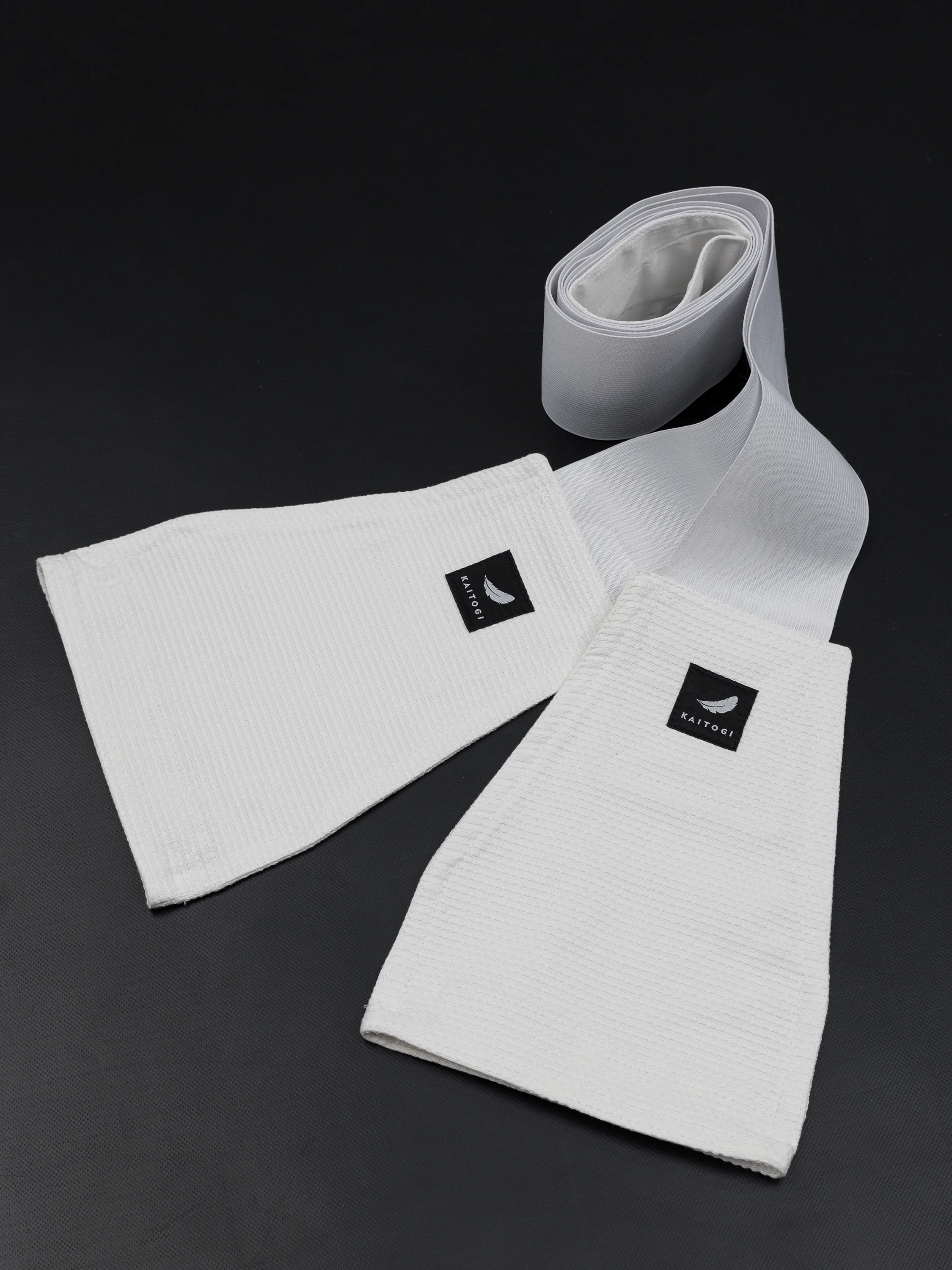 Тренажер Отворот усиленный на темном фоне: демонстрация фактуры плетеной ткани и износостойкой резины