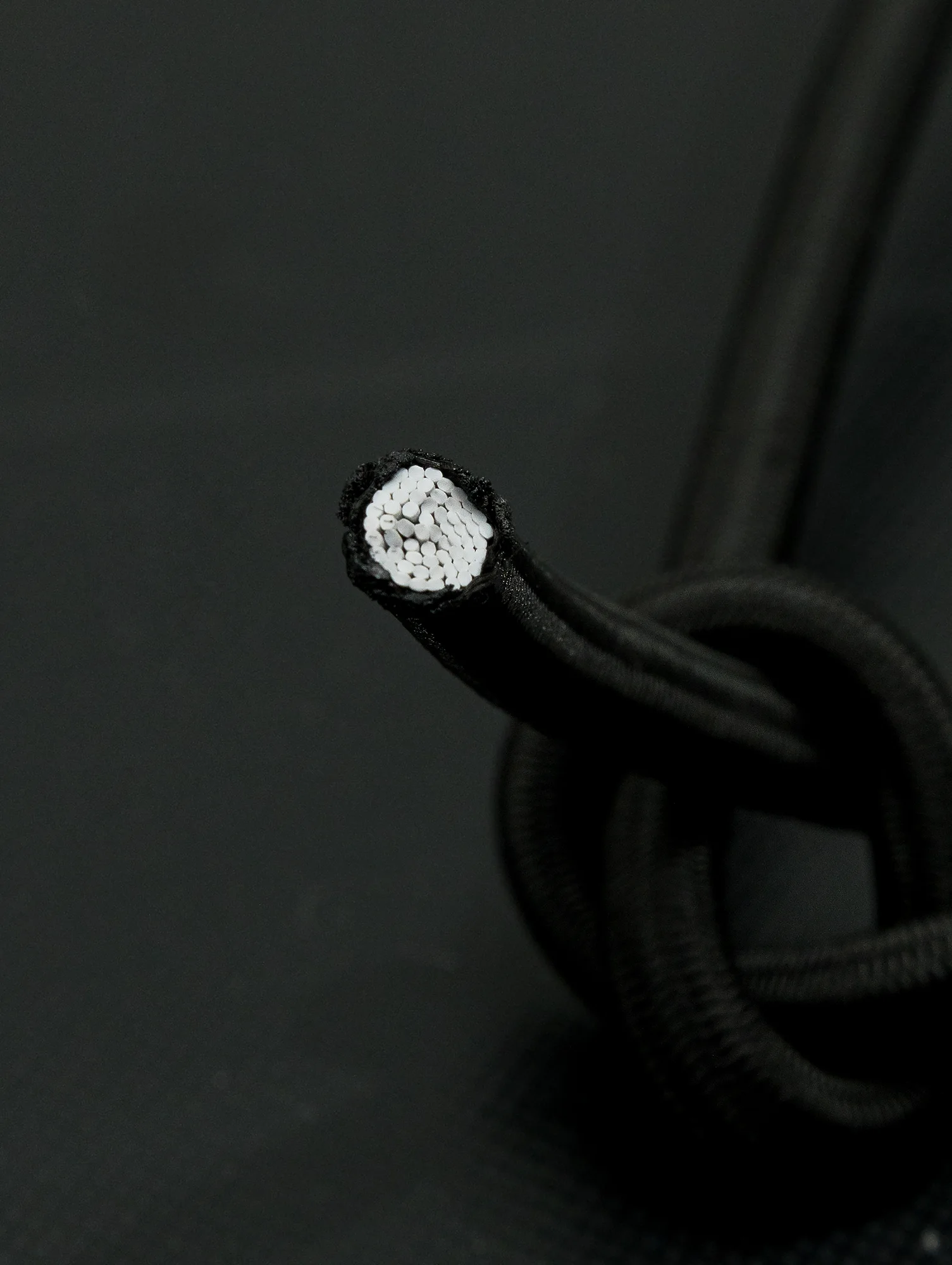 Внутреннее устройство резины KAITOGI: эластичные латексные жгутики под плотной полипропиленовой оплеткой