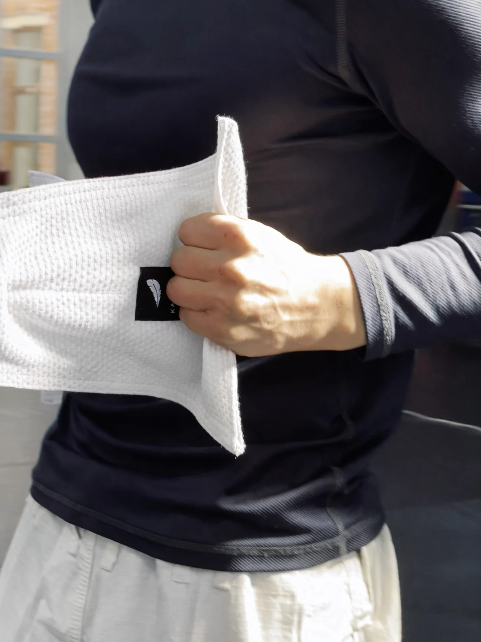 Крупный план захвата за белый плетеный хлопок Master: полная имитация отворота кимоно