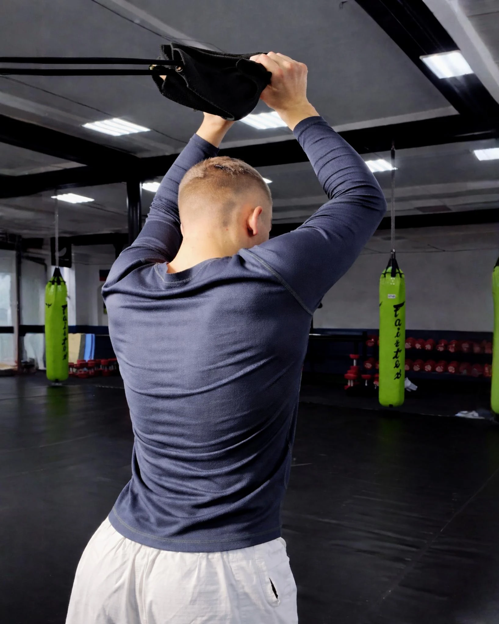 Тяга черной резины-отворота со спины: тренировка выносливости и силы спины