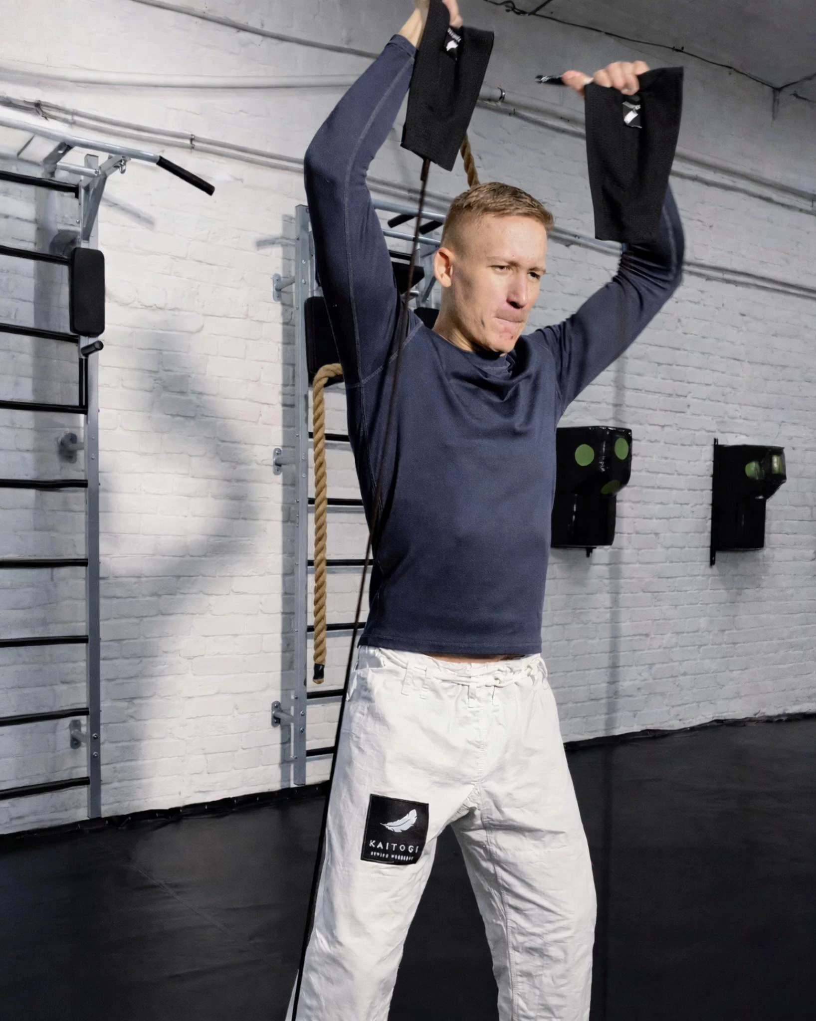 Имитация подбива и тяги вверх с черным тренажером Учикоми Master