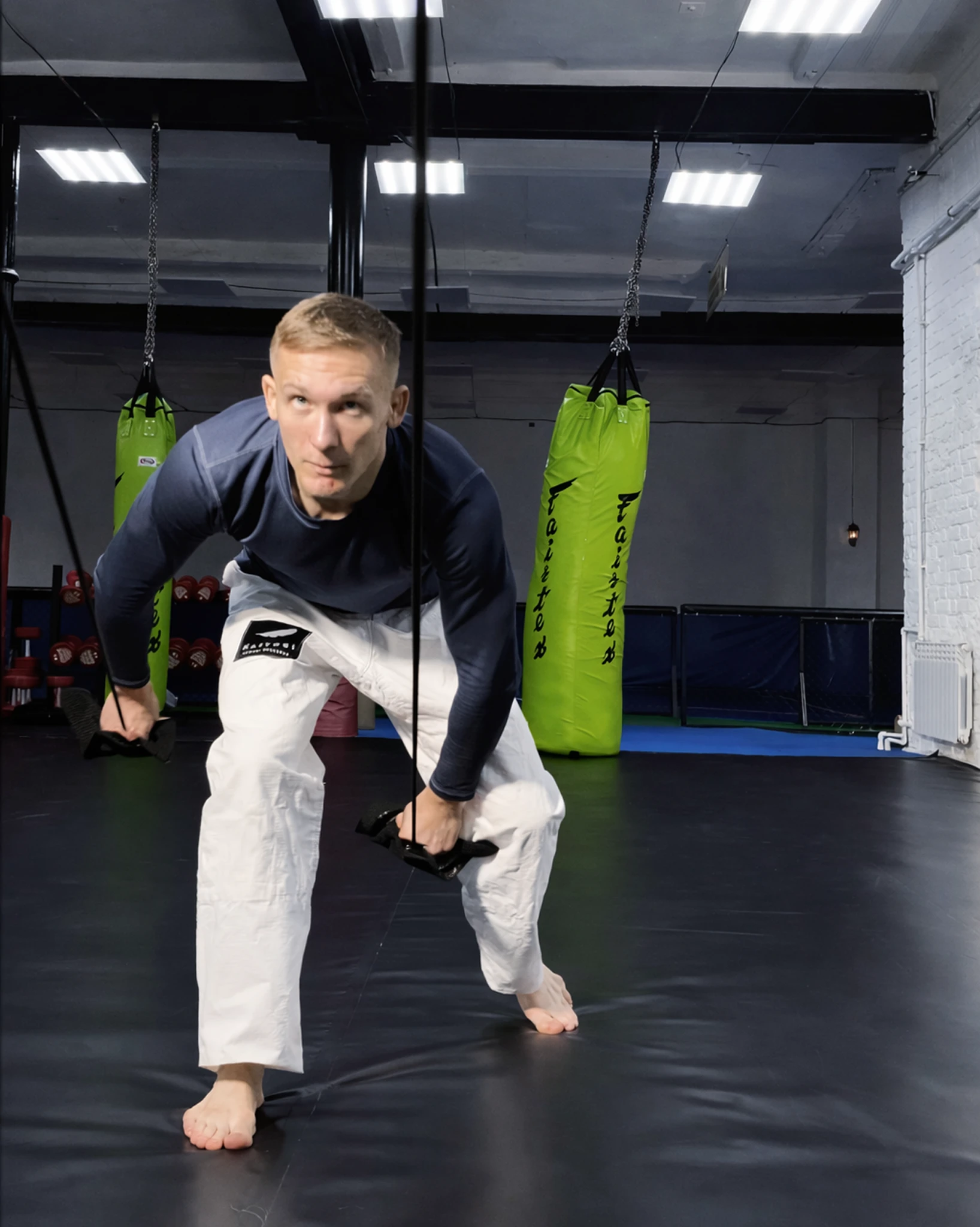 Тяга черного тренажера вниз для развития цепкости пальцев взрослого борца