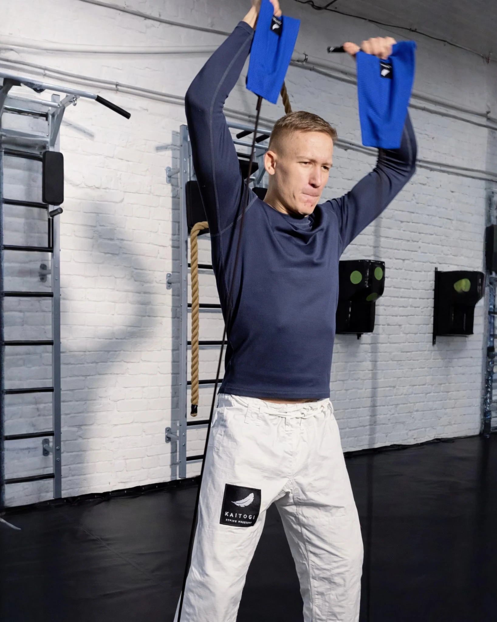 Развитие взрывной силы рук: тяга синей резины Учикоми вверх