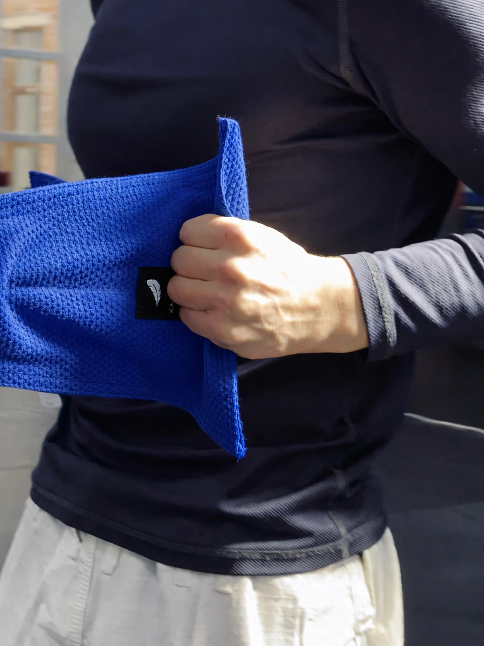 Крупный план: работа кисти с синим плетеным захватом Master