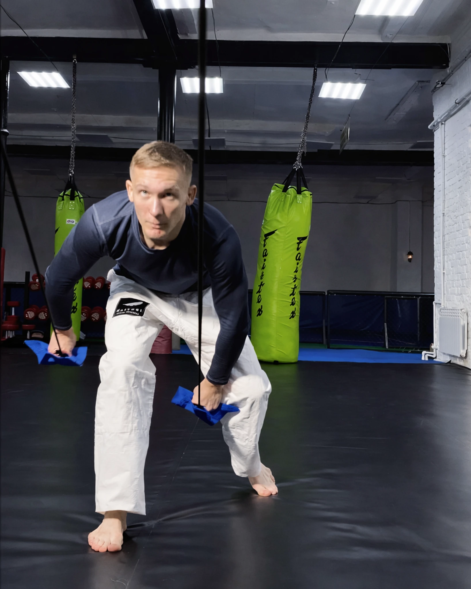 Упражнение на предплечья с синим профессиональным тренажером