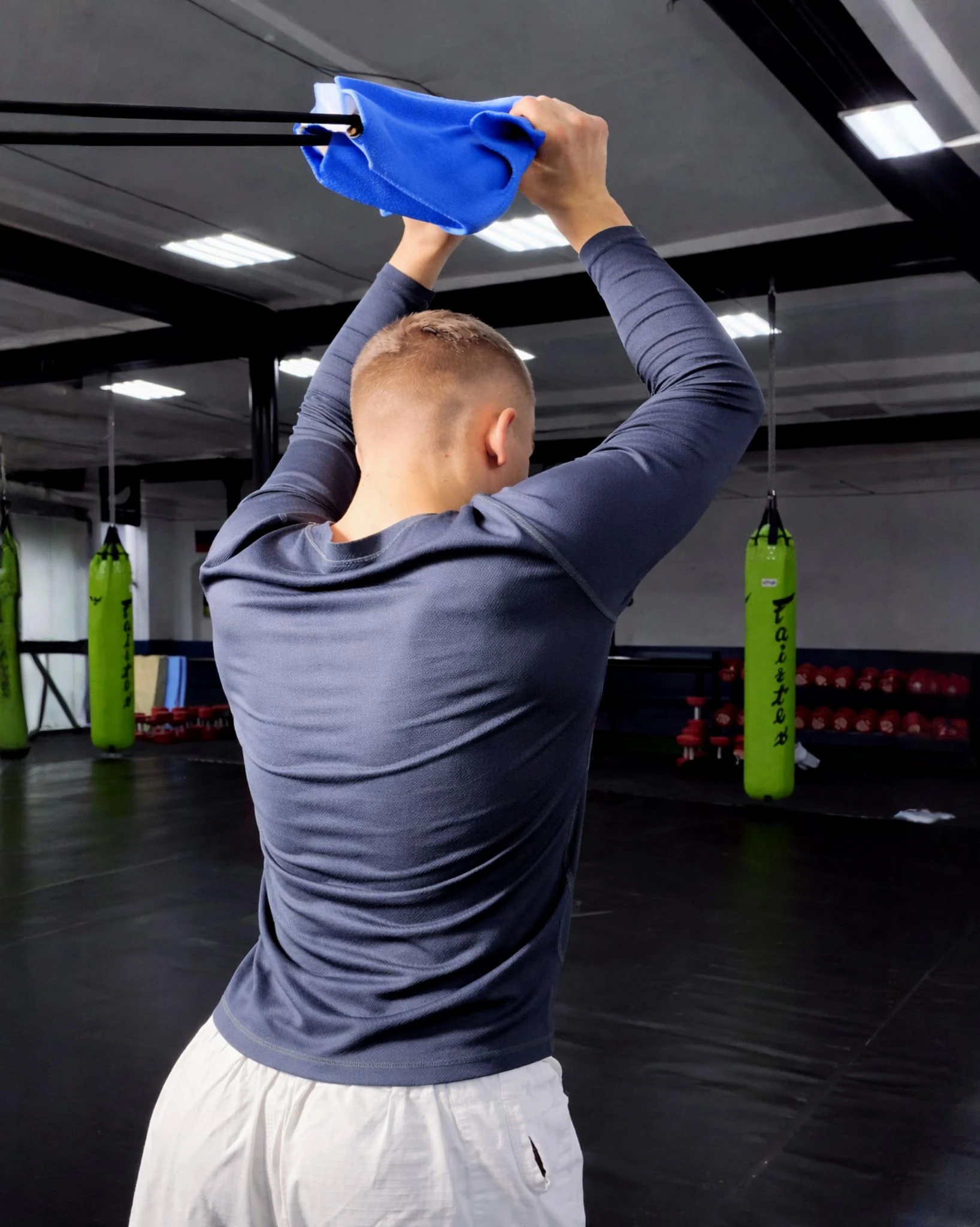 Отработка тяговых движений с синим тренажером у шведской стенки