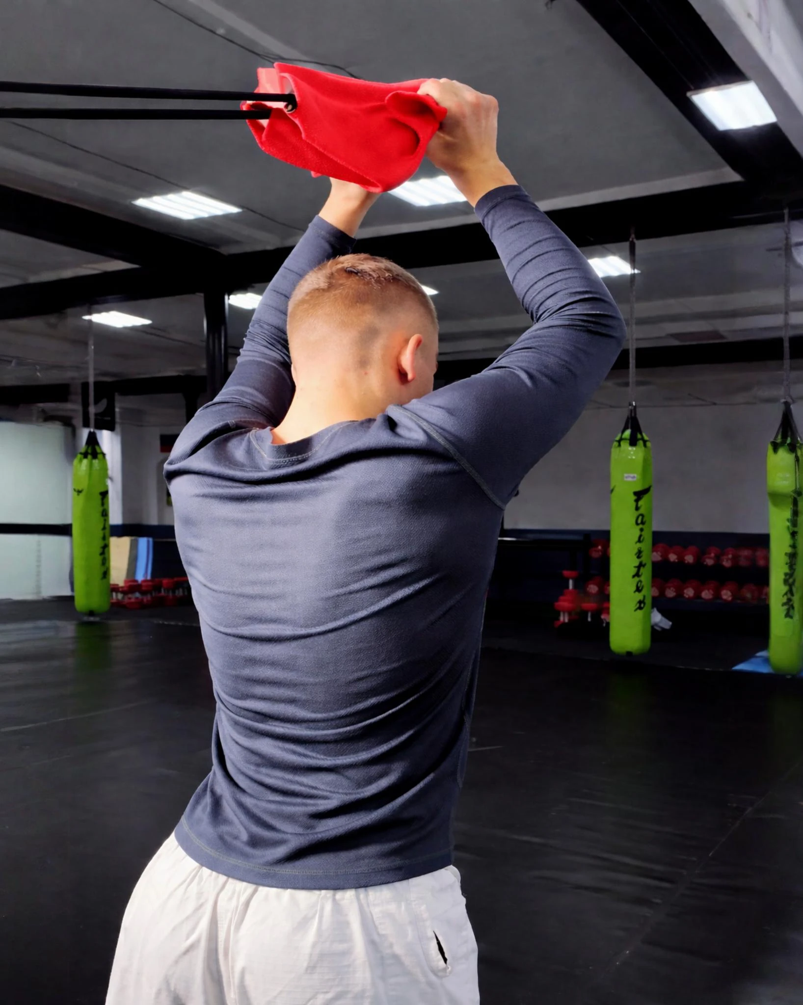 Тяга красной резины со спины для имитации контроля соперника за отворот