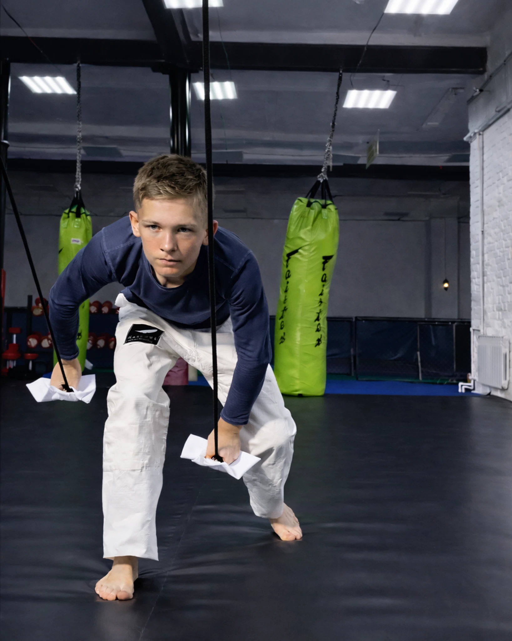 Упражнение на развитие силы пальцев: тяга белой детской резины вниз