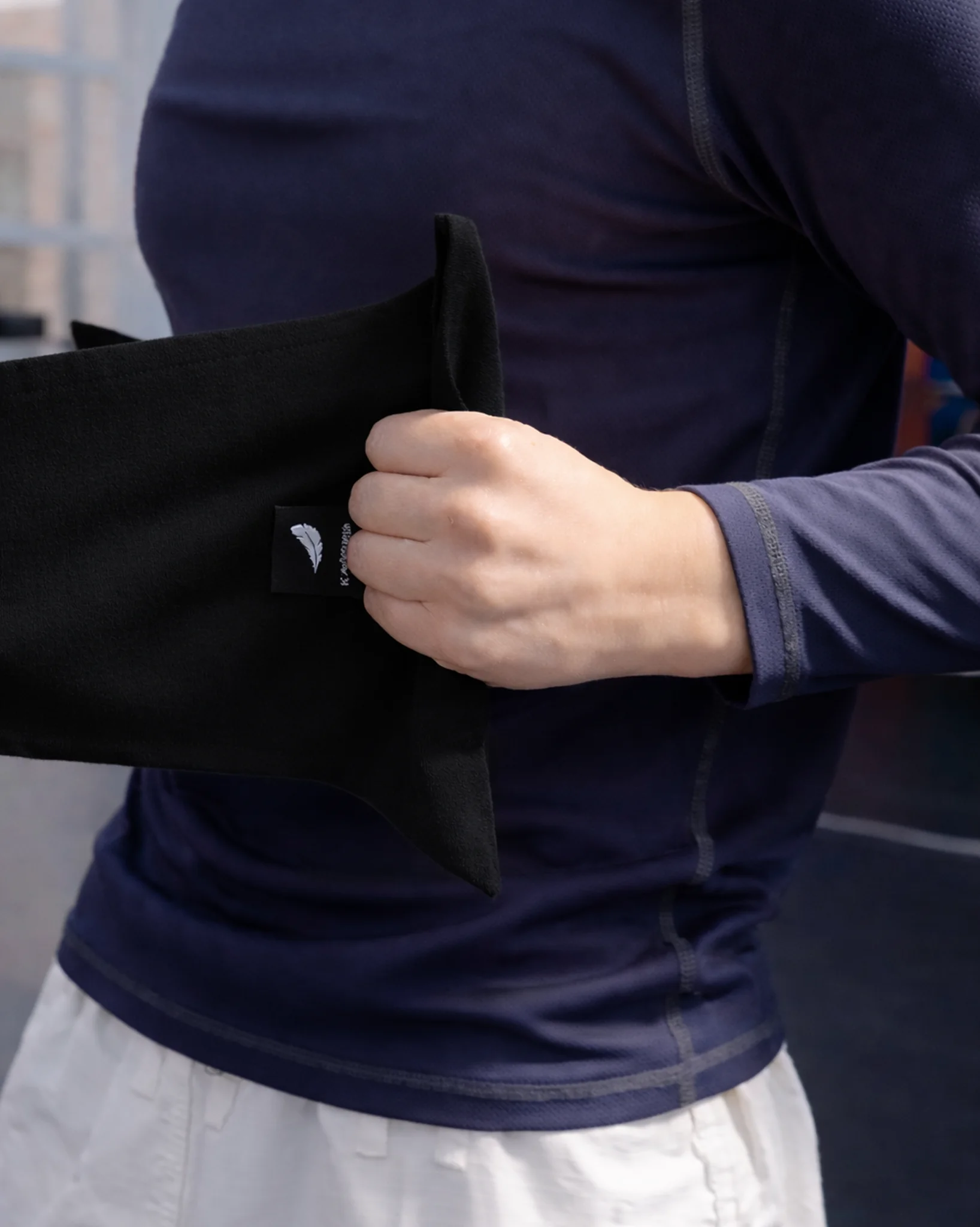 Крупный план: детская рука на черном захвате тренажера для отработки цепкости