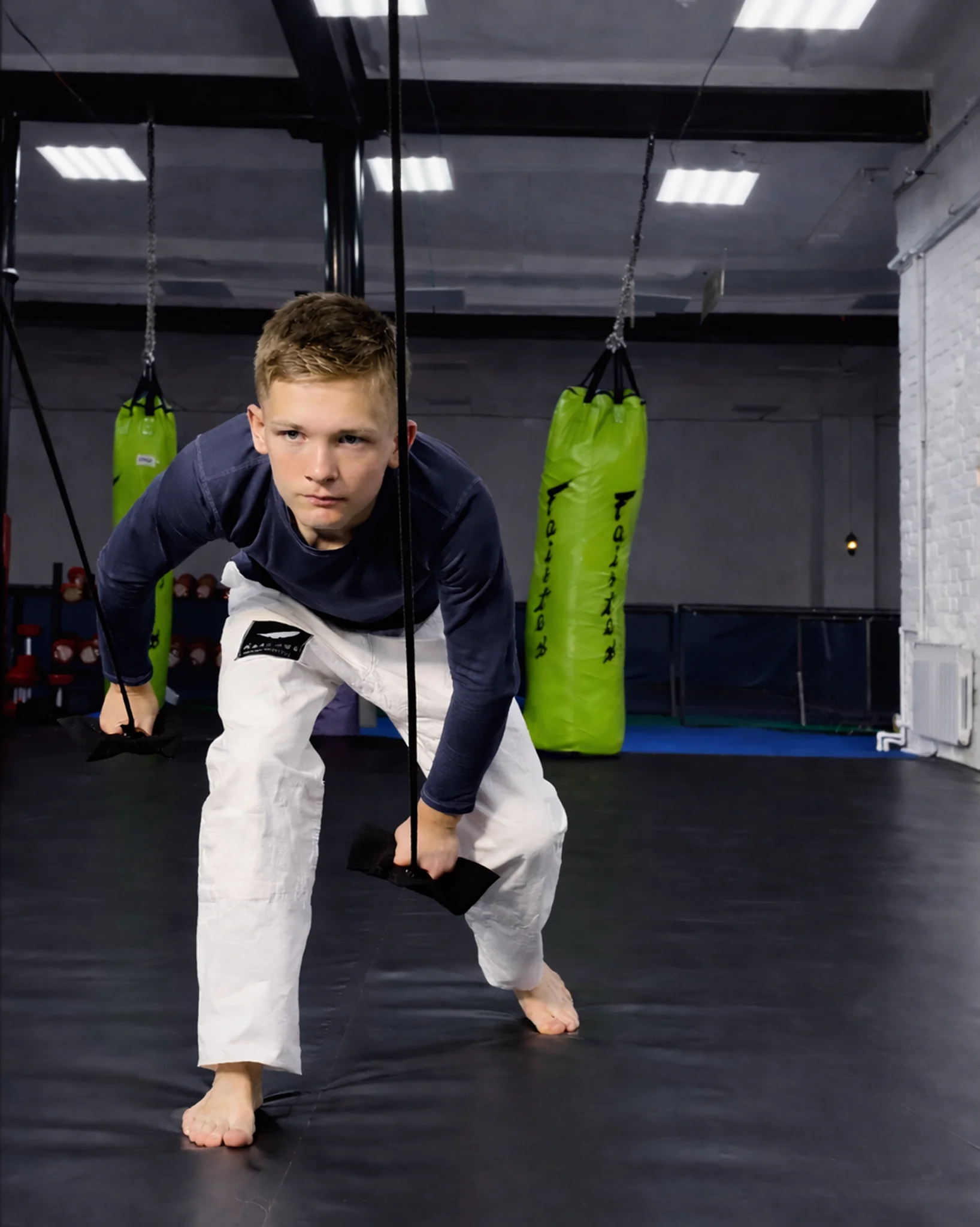 Развитие силы предплечий юного борца: тяга черной резины вниз