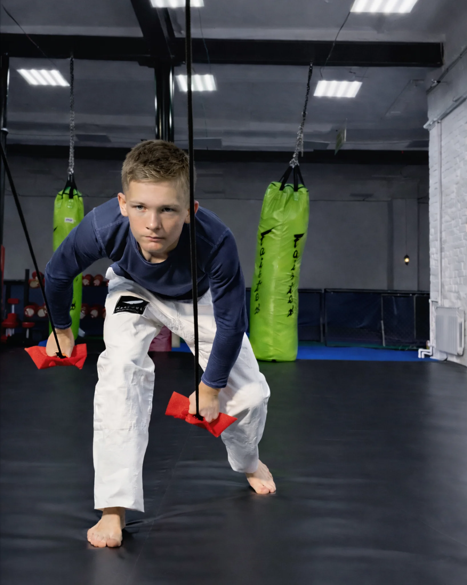 Укрепление кистей рук: тяга красного детского тренажера вниз