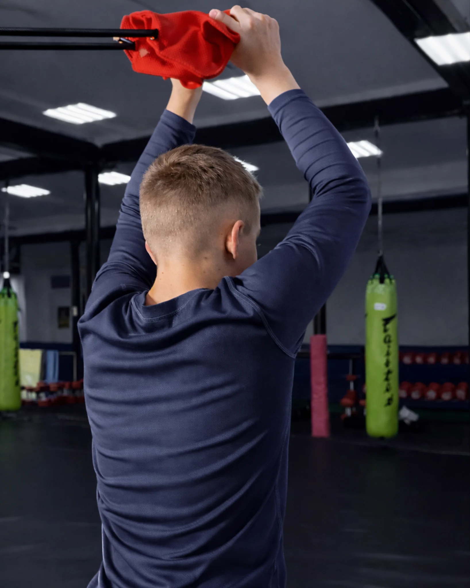 Тяга красной резины со спины: развитие координации и силы юного борца