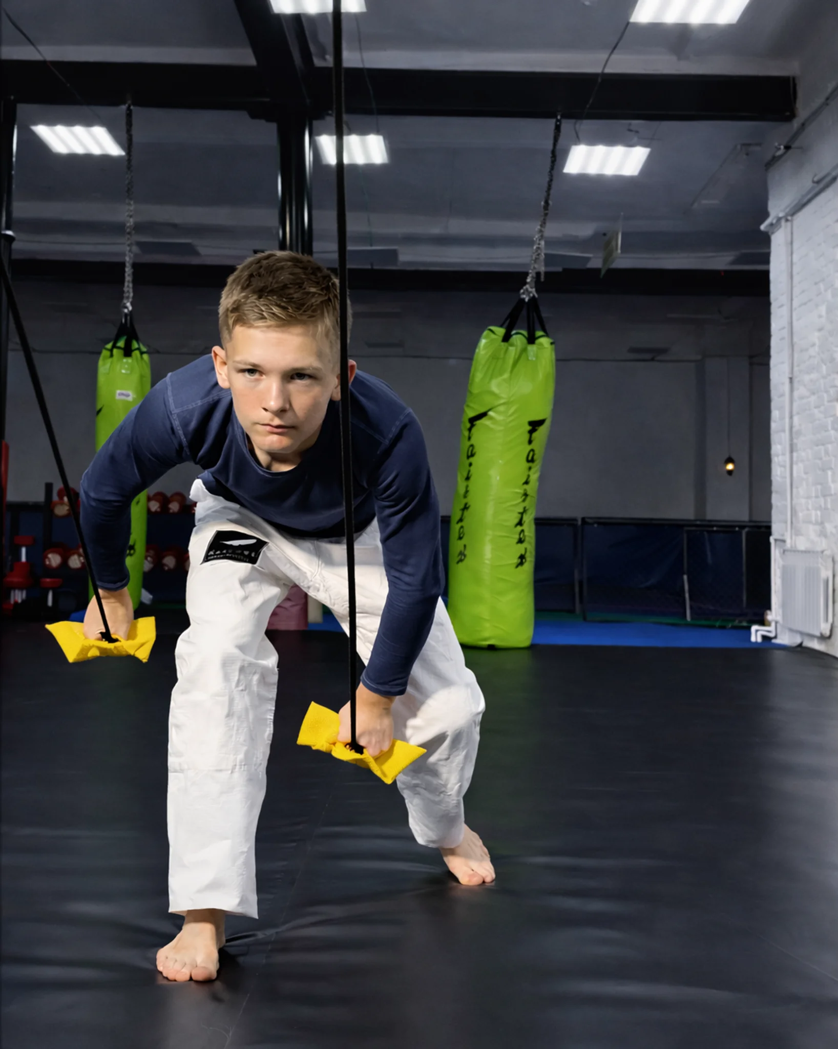 Упражнение на силу хвата с желтым тренажером Старт