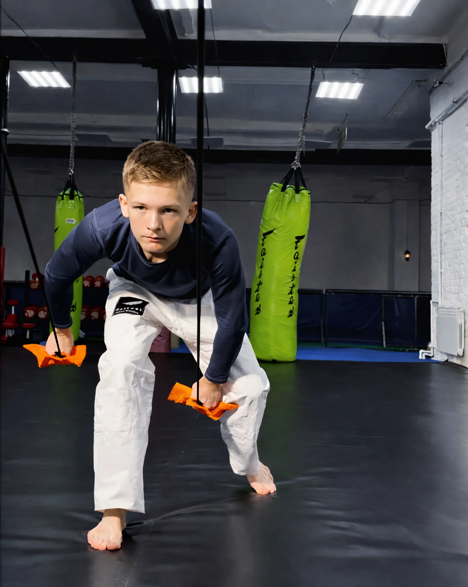 Тяга оранжевого детского тренажера вниз для развития цепкости