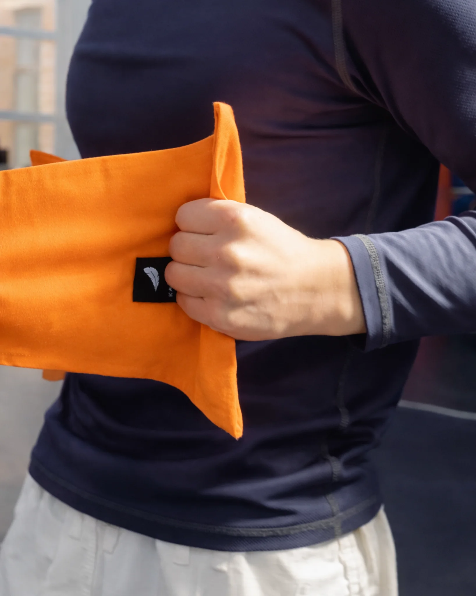 Захват детской рукой за оранжевую вставку — имитация контроля соперника