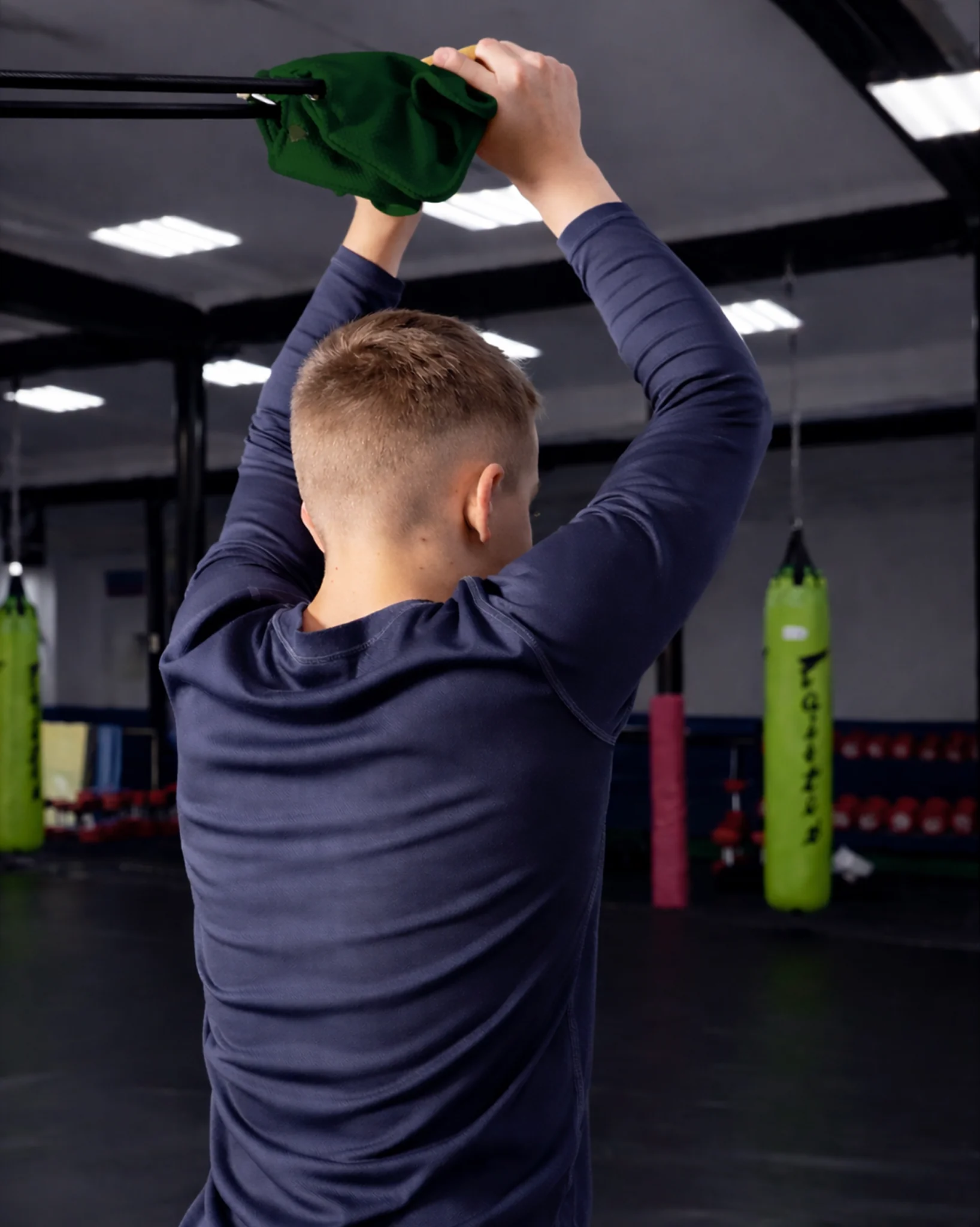 Тяга зеленой детской резины со спины для развития функциональной силы