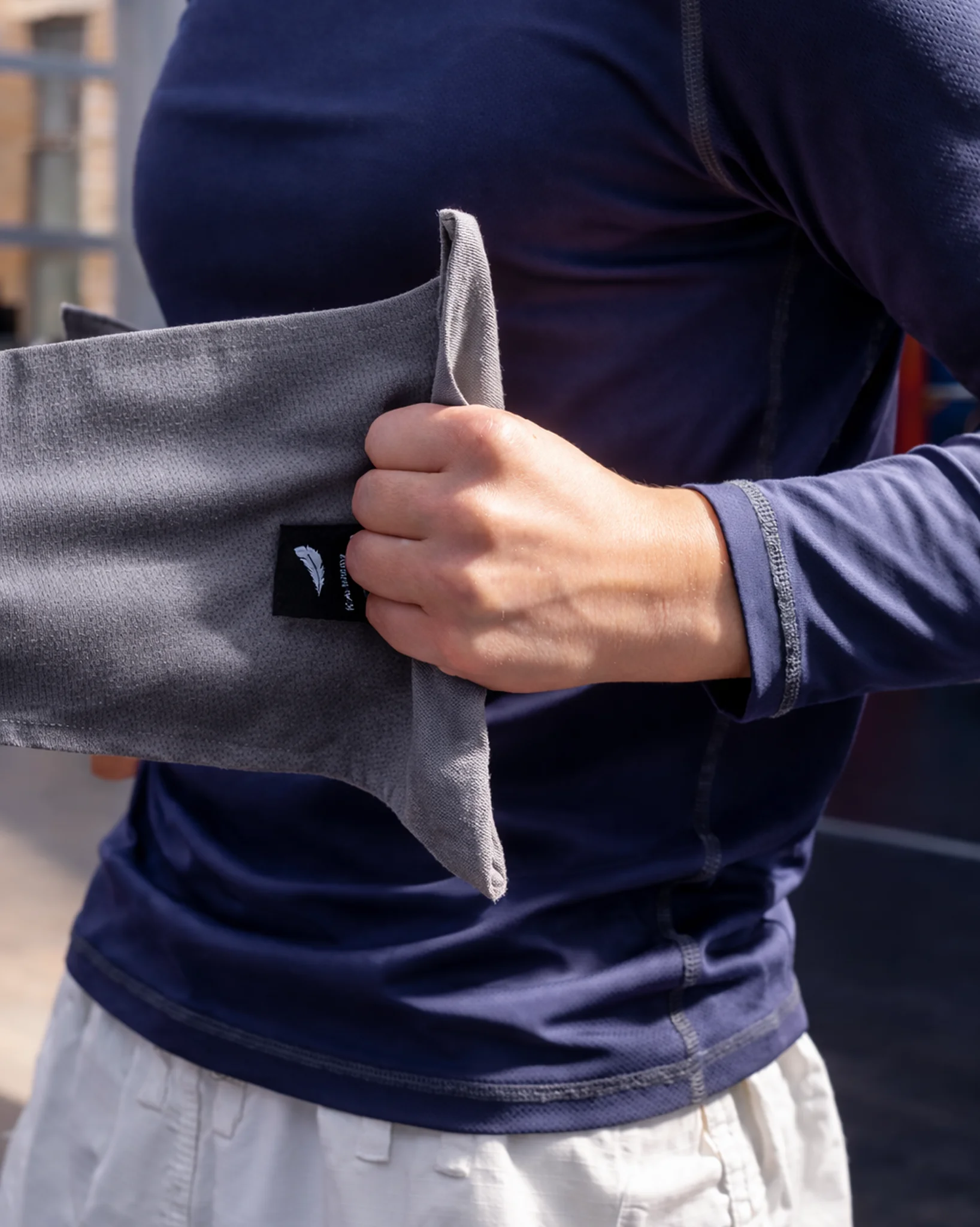 Детальное фото работы пальцев ребенка на сером хлопковом захвате