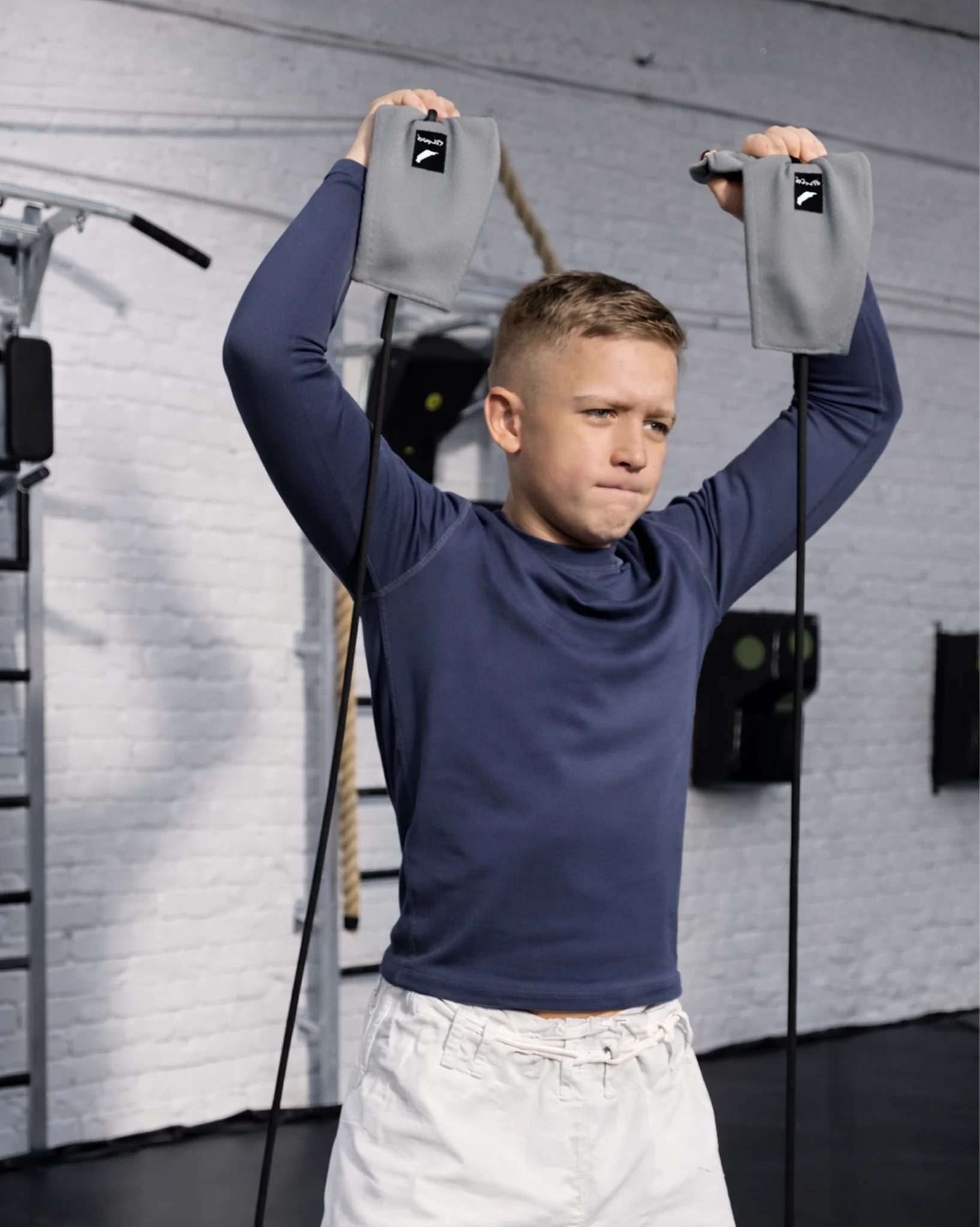 Отработка взрывного движения вверх с серой детской борцовской резиной