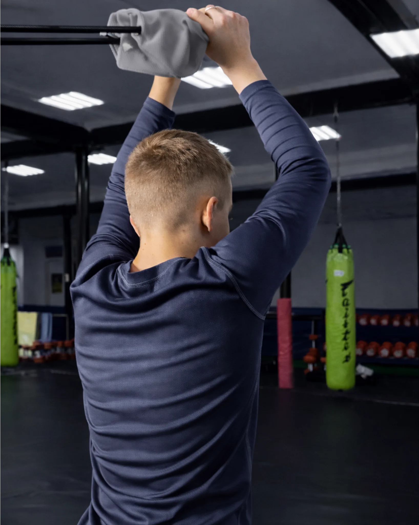 Тяга серого детского тренажера со спины: тренировка выносливости