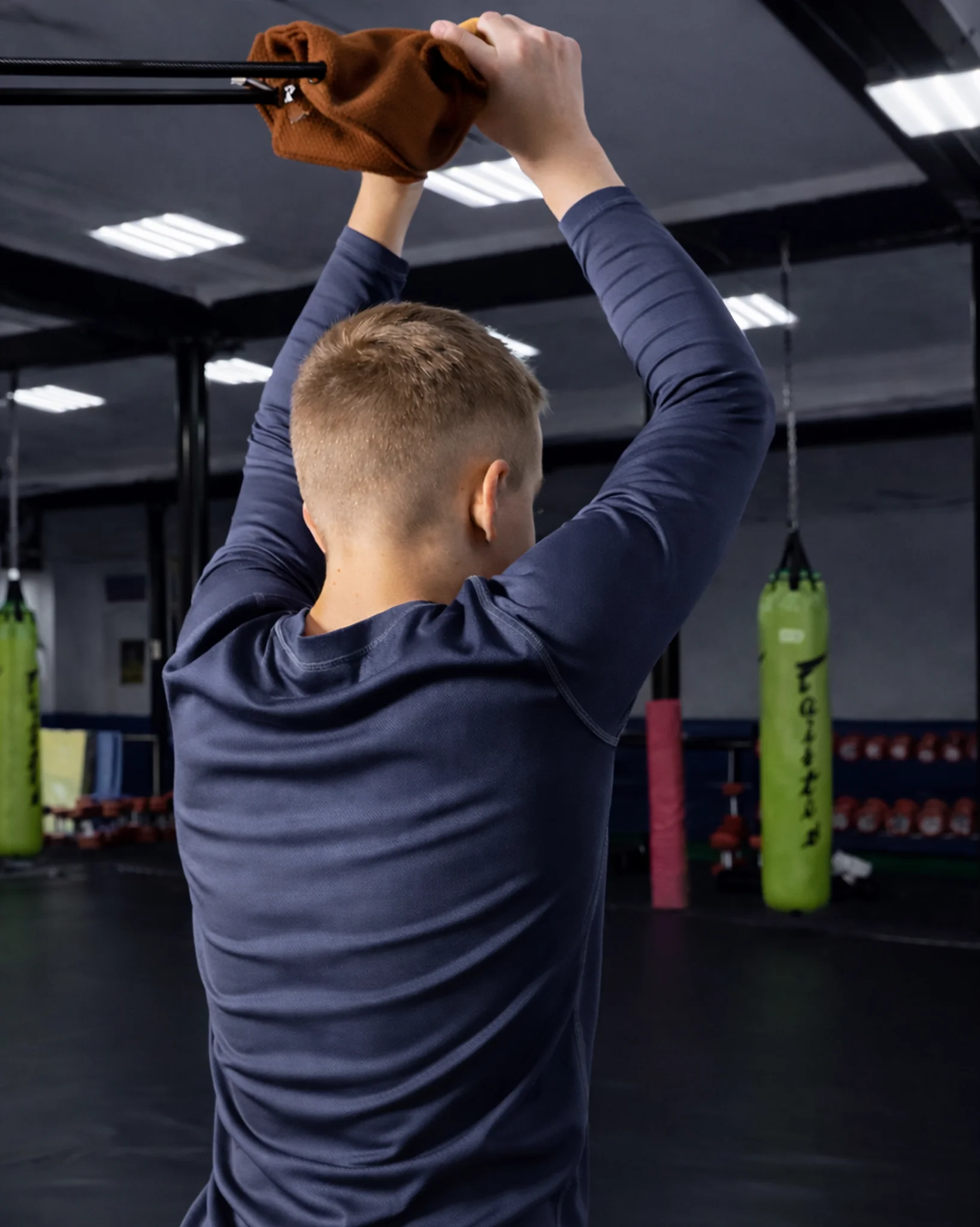 Тяга коричневой резины со спины для имитации борьбы за отворот