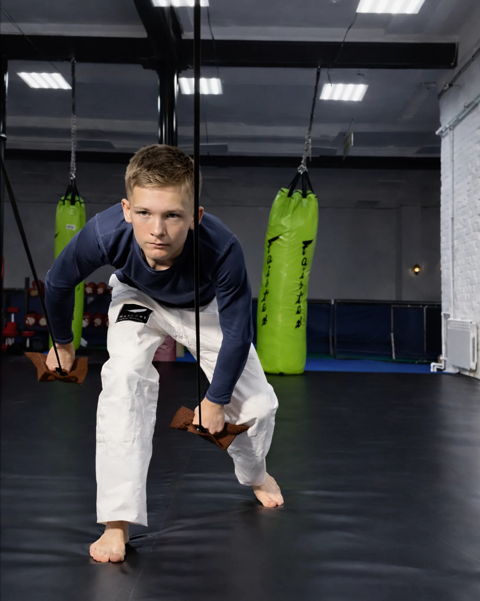 Развитие прикладной силы рук ребенка: тяга коричневой резины вниз