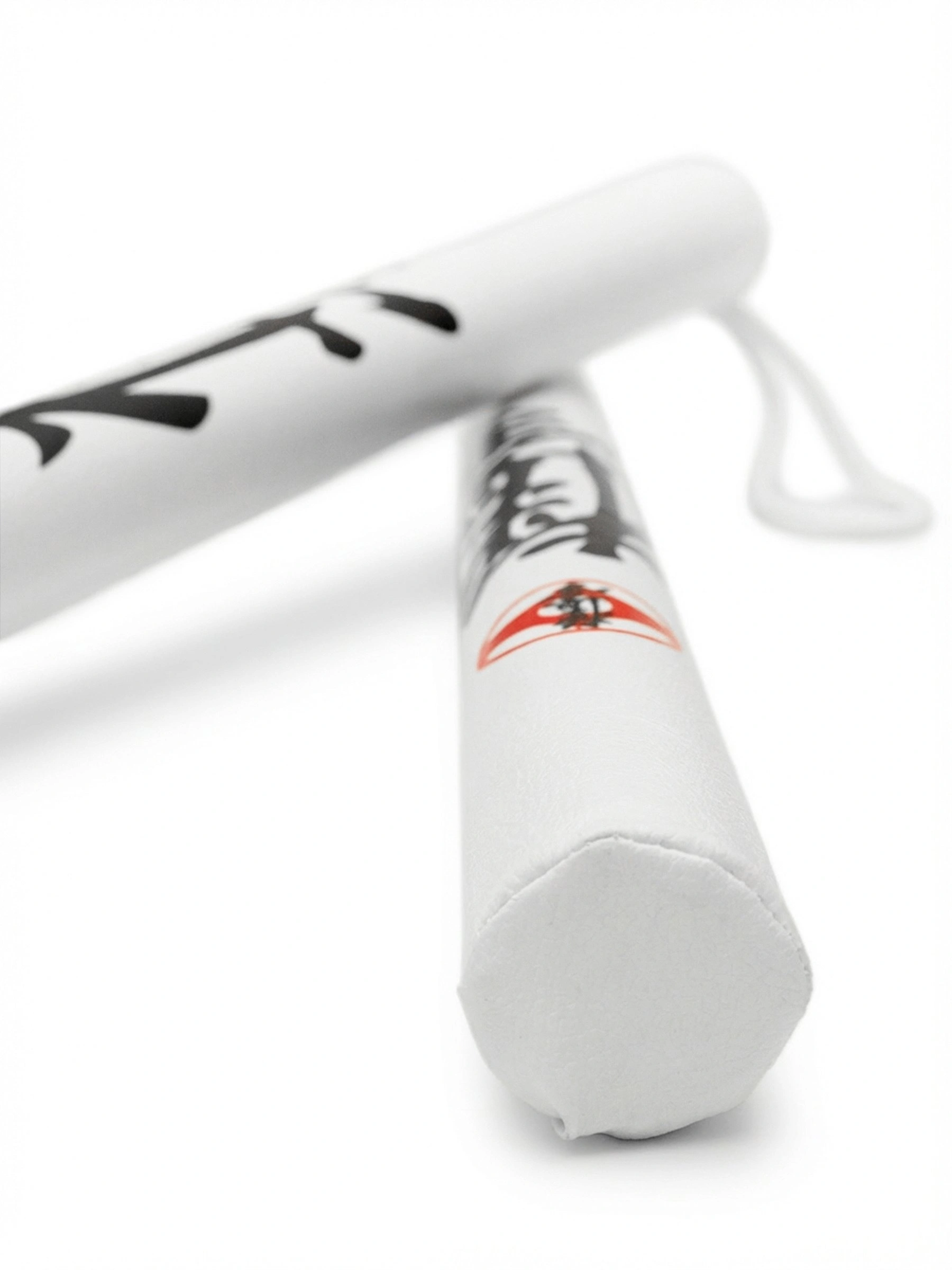 Белые тренерские палочки Киокусинкай ИКО, вид сбоку: демонстрация защитного слоя и плотного чехла из кожзама