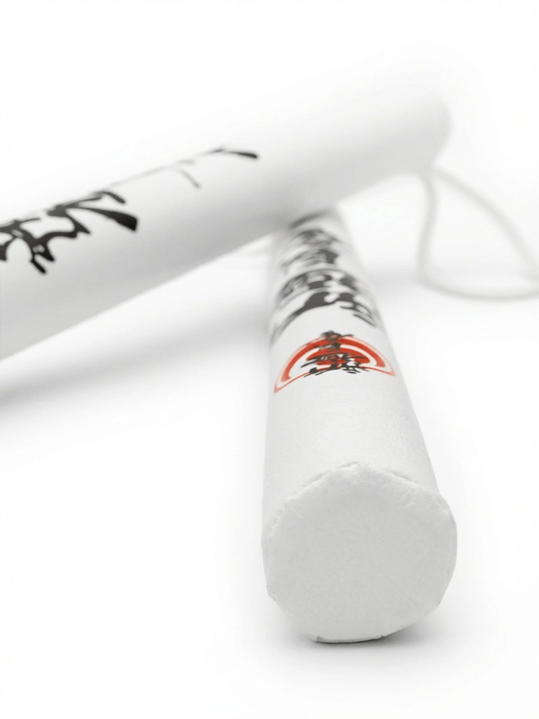 Тренерские палочки Шинкиокушинкай (белые), вид в профиль: видна текстура материала и надежная фиксация шнурка на запястье