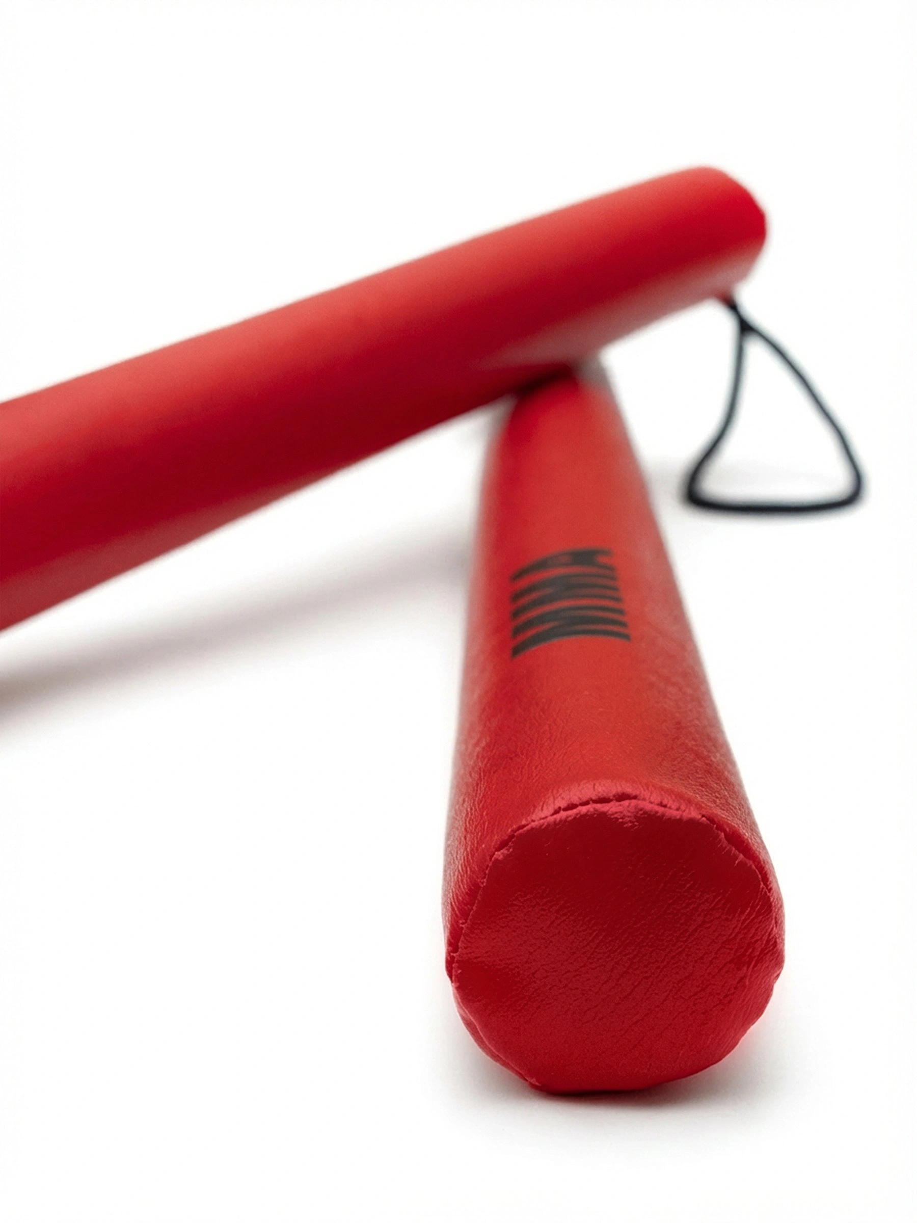 Палочки тренера для ММА красные, вид сбоку: профессиональная экипировка для отработки защиты и периферийного зрения