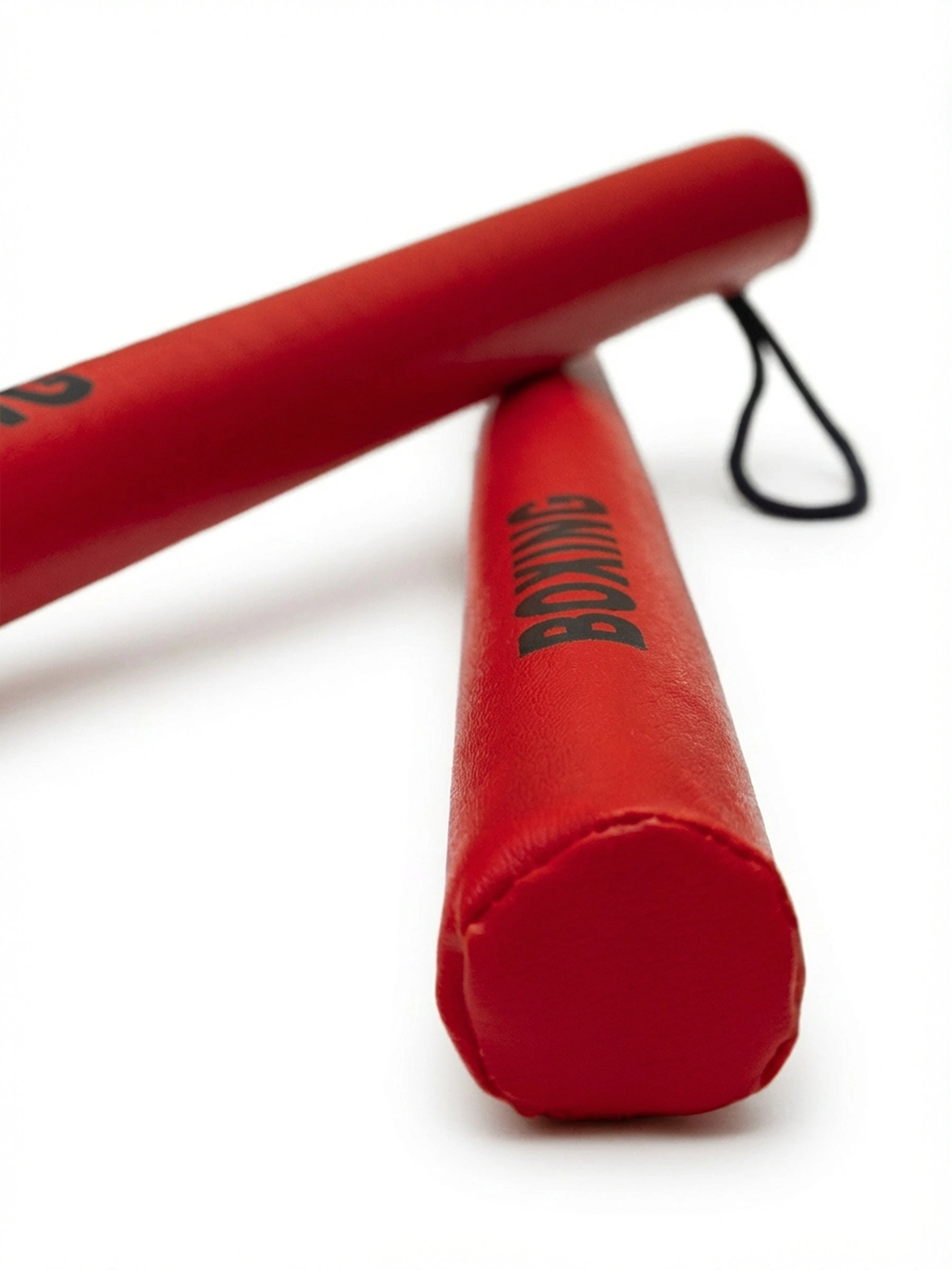 Боксерские тактические палочки красные, вид в профиль: легкий вес снаряда обеспечивает высокую скорость работы тренера