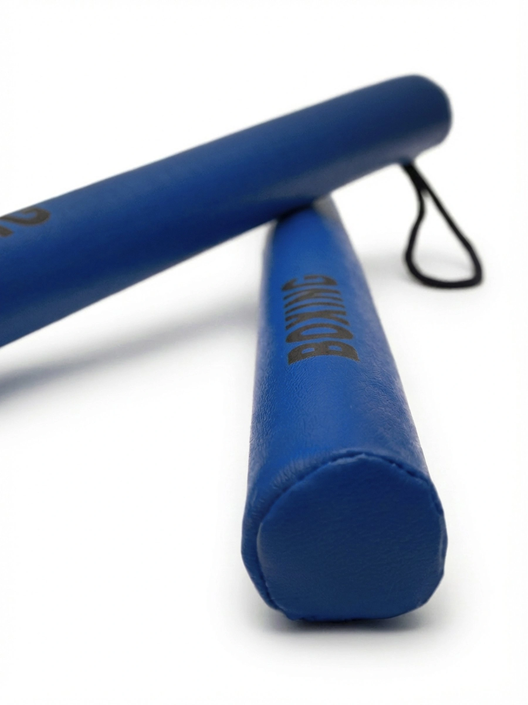 Боксерские тактические палочки синие, вид в профиль: легкий вес снаряда обеспечивает высокую скорость работы тренера