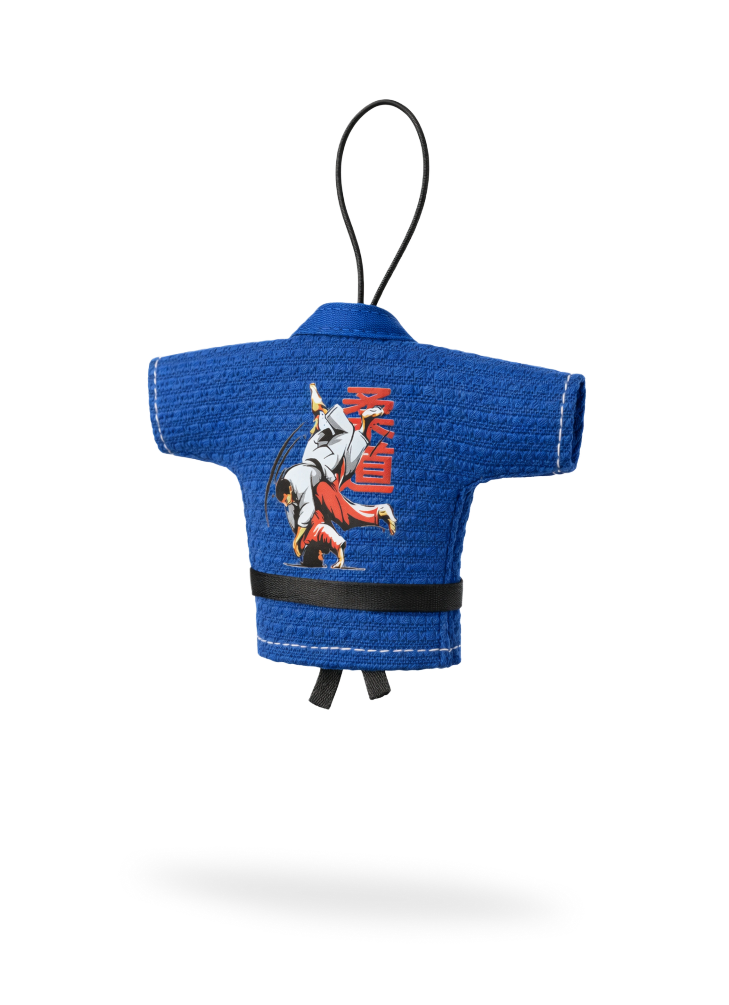 Синяя сувенирная мини-курточка дзюдо с ярким спортивным сюжетом: два борца в момент броска и красный иероглиф. Модель выделяется контрастной белой строчкой на вороте и рукавах, подчеркивающей фактуру плетёного хлопка