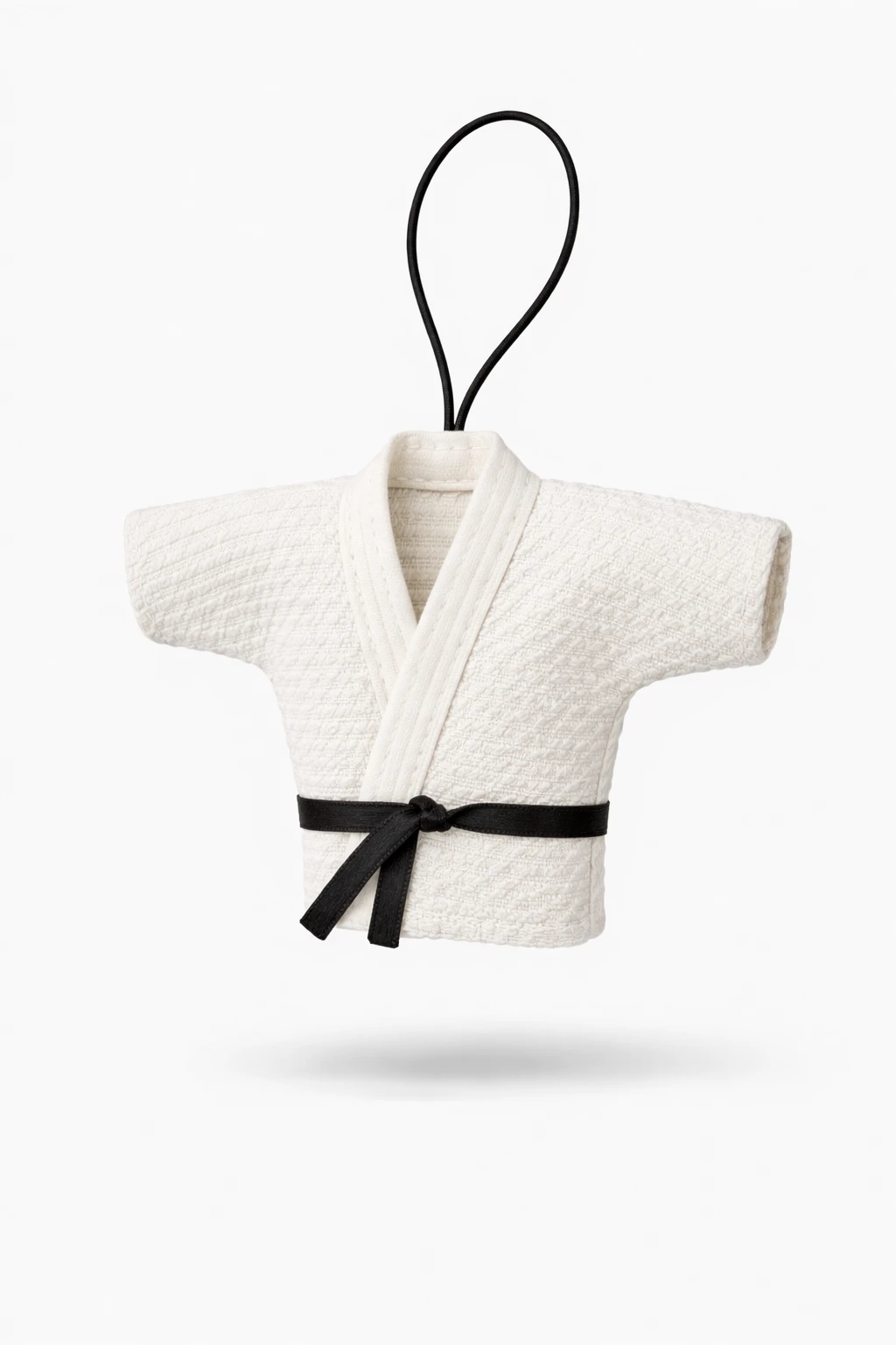 Белая классическая мини-курточка дзюдо (лицевая сторона): демонстрация традиционного дизайна белого кимоно с чёрным поясом