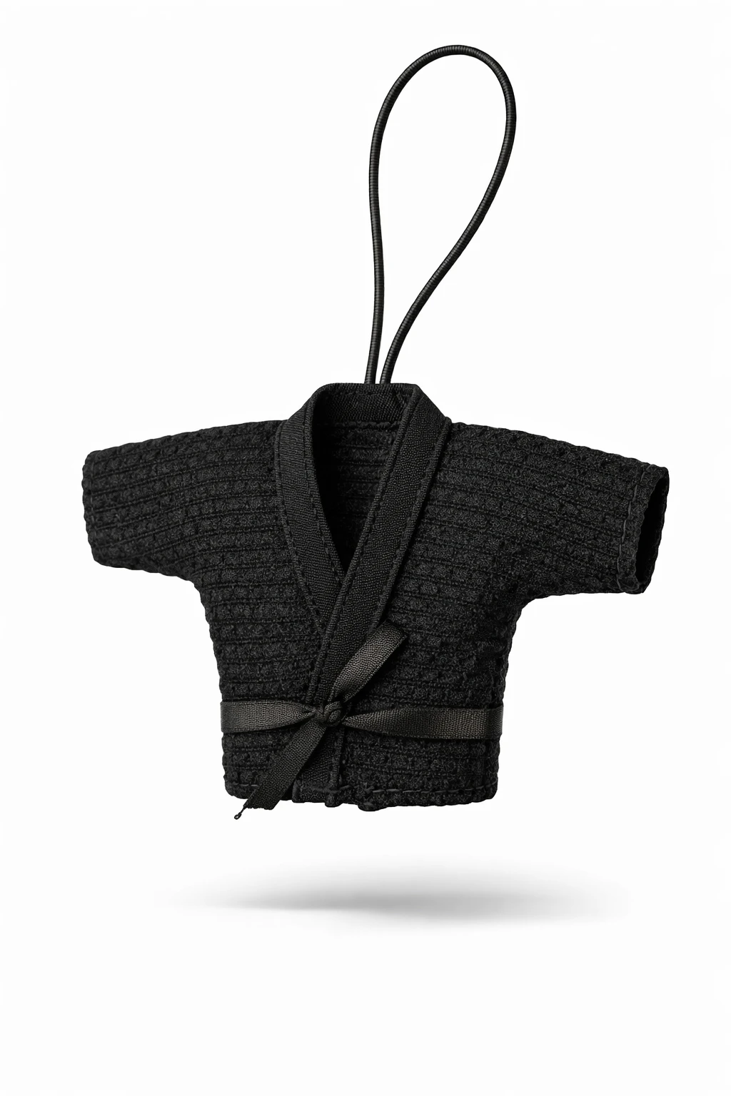 Фронтальный вид миниатюрного черного ги для джиу-джитсу: плотный хлопок и армированные нитки