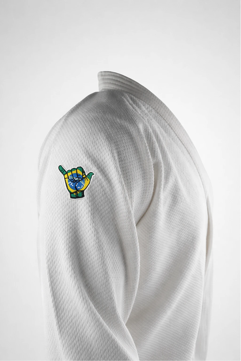 Шеврон Шака, пришитый на куртку ги: пример качественной вышивки на профессиональном оборудовании