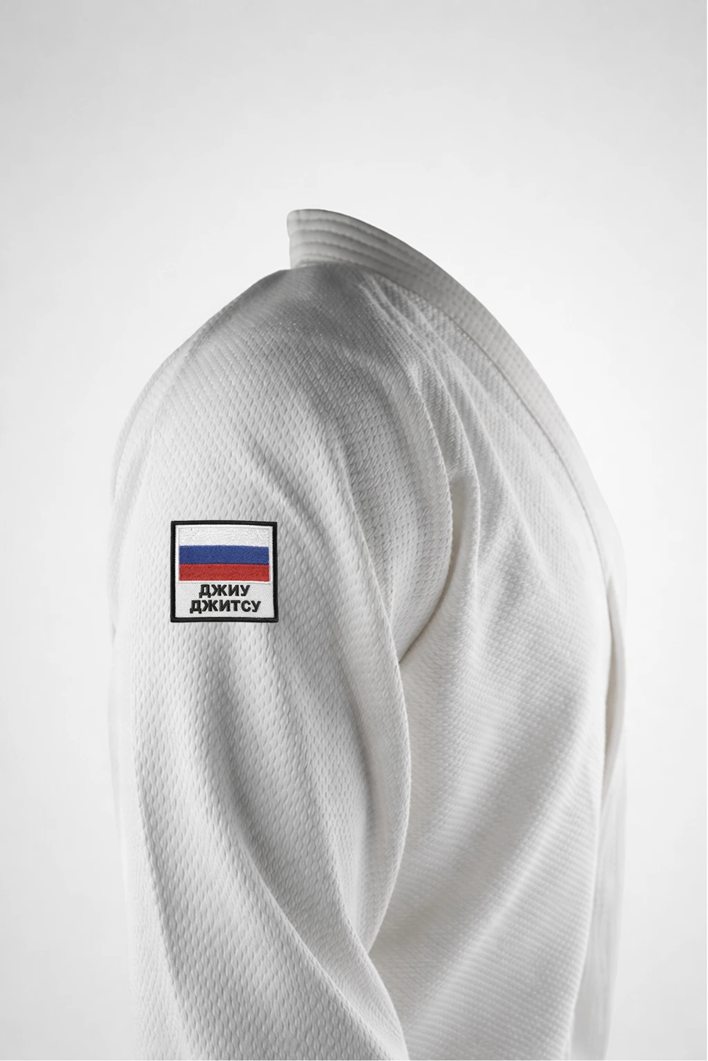 Шеврон с флагом России и надписью Джиу-джитсу, пришитый на куртку ги: символ национальной гордости и личного пути атлета