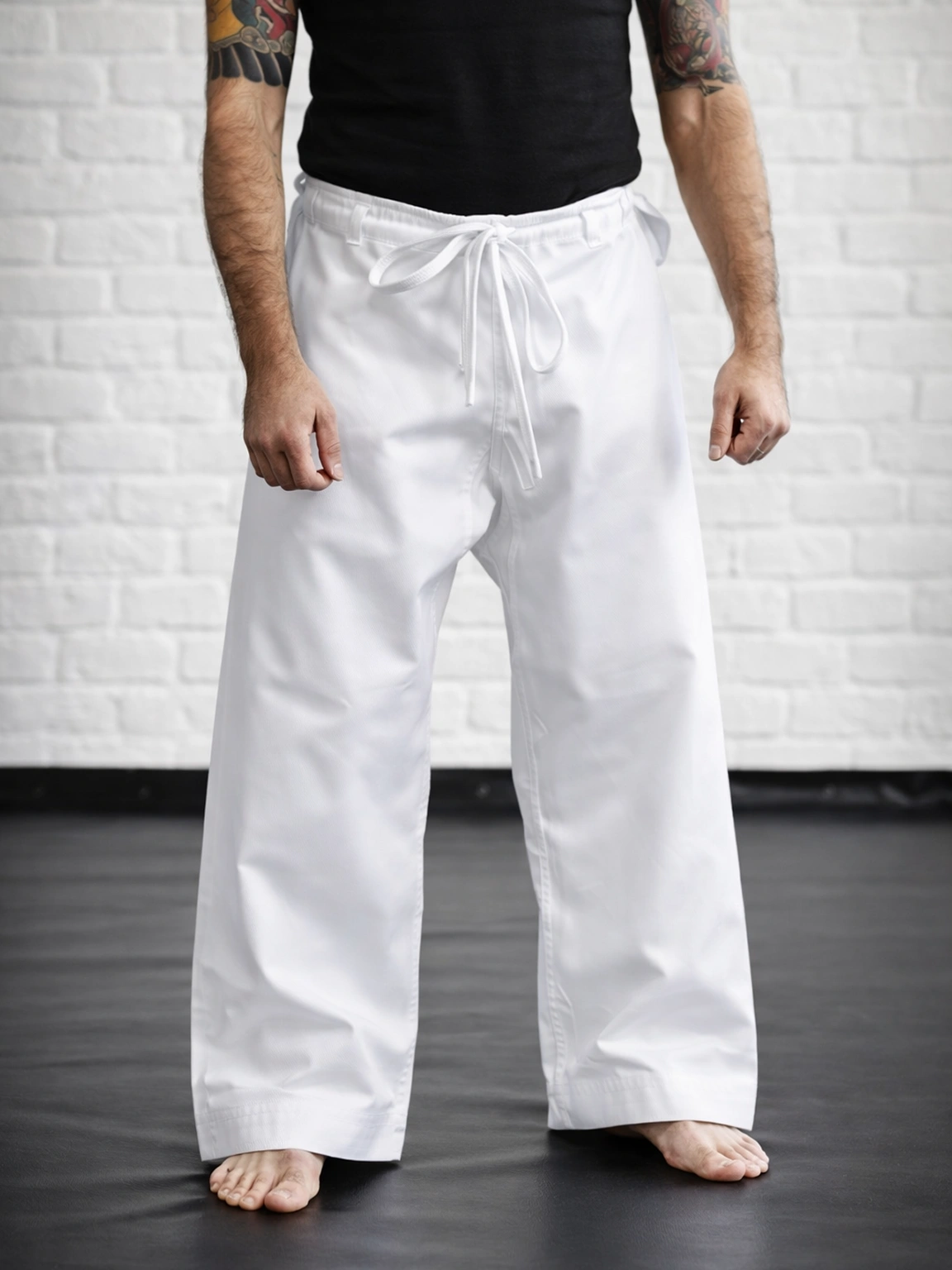 Белые тренировочные штаны М1 на спортсмене: традиционная посадка и свобода движений