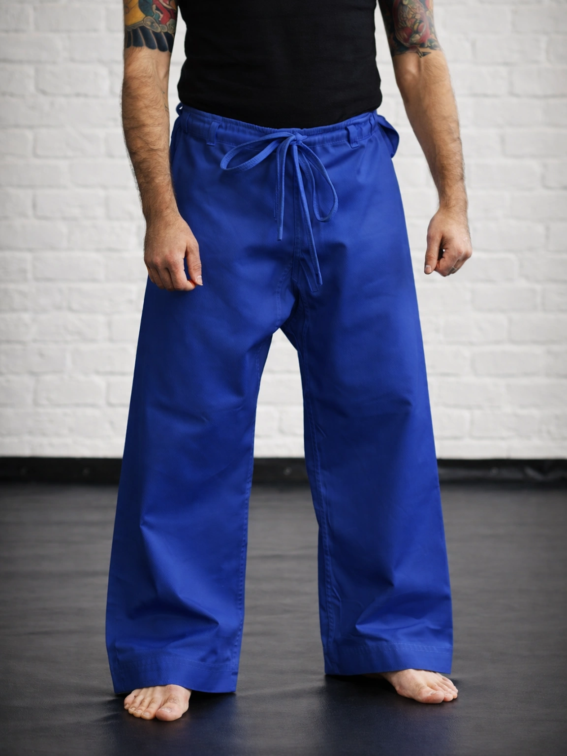 Синие штаны М1 на спортсмене: идеальный баланс между прочностью и эстетикой традиционного доги